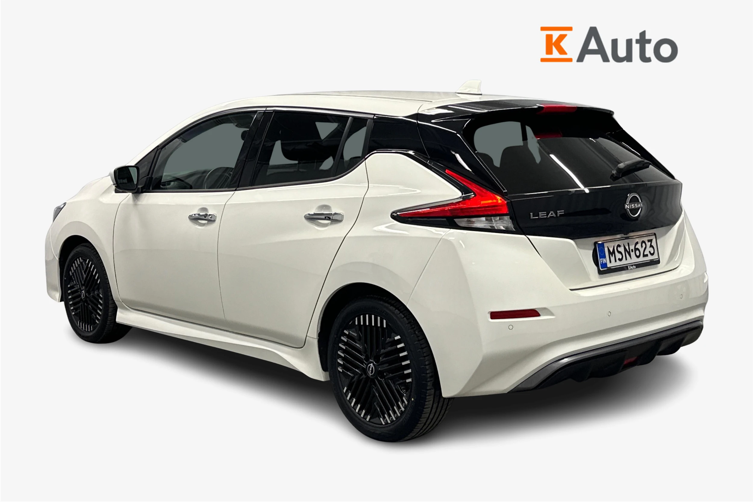 valkoinen Nissan Leaf 2023 kuva 2.