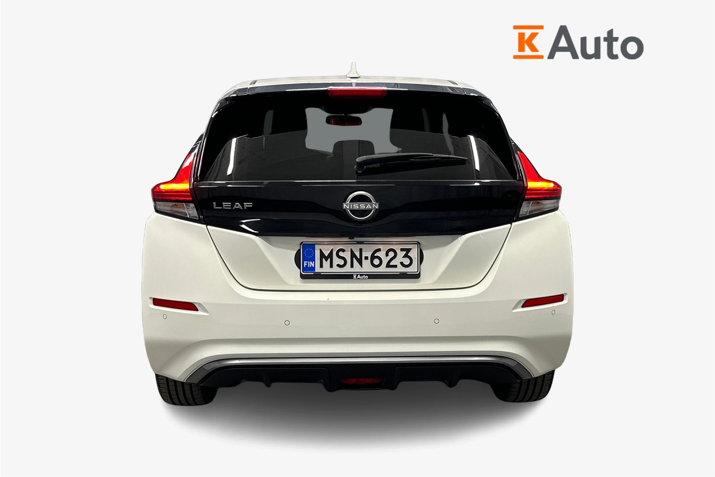 valkoinen Nissan Leaf 2023 kuva 3.