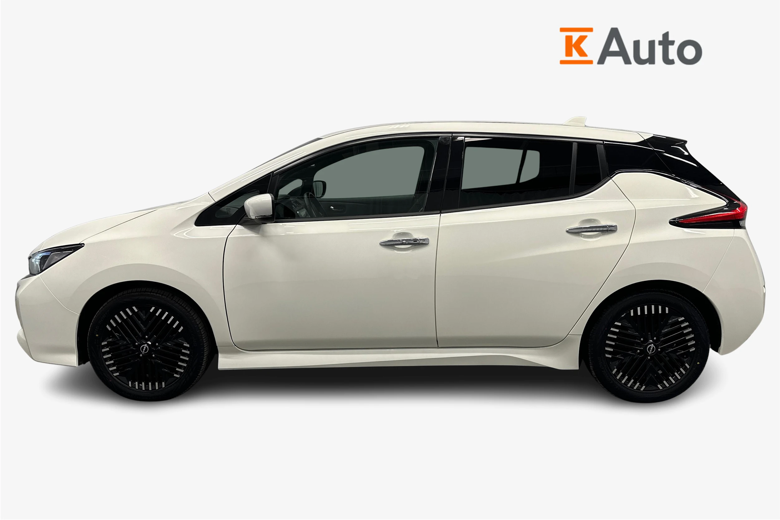 valkoinen Nissan Leaf 2023 kuva 5.