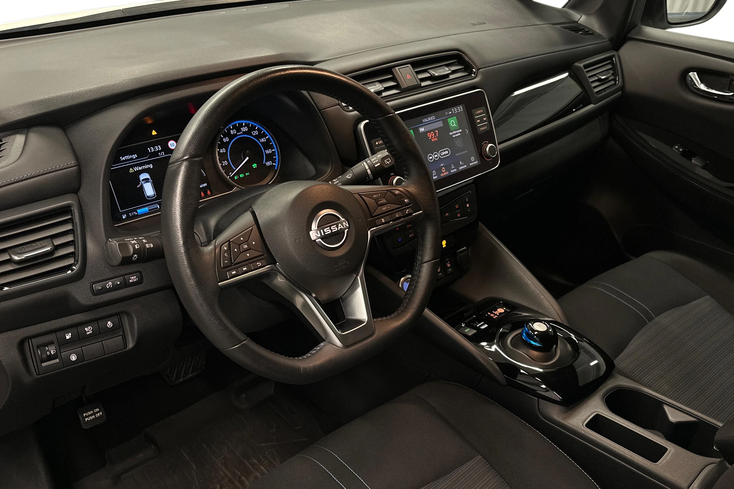 valkoinen Nissan Leaf 2023 kuva 6.