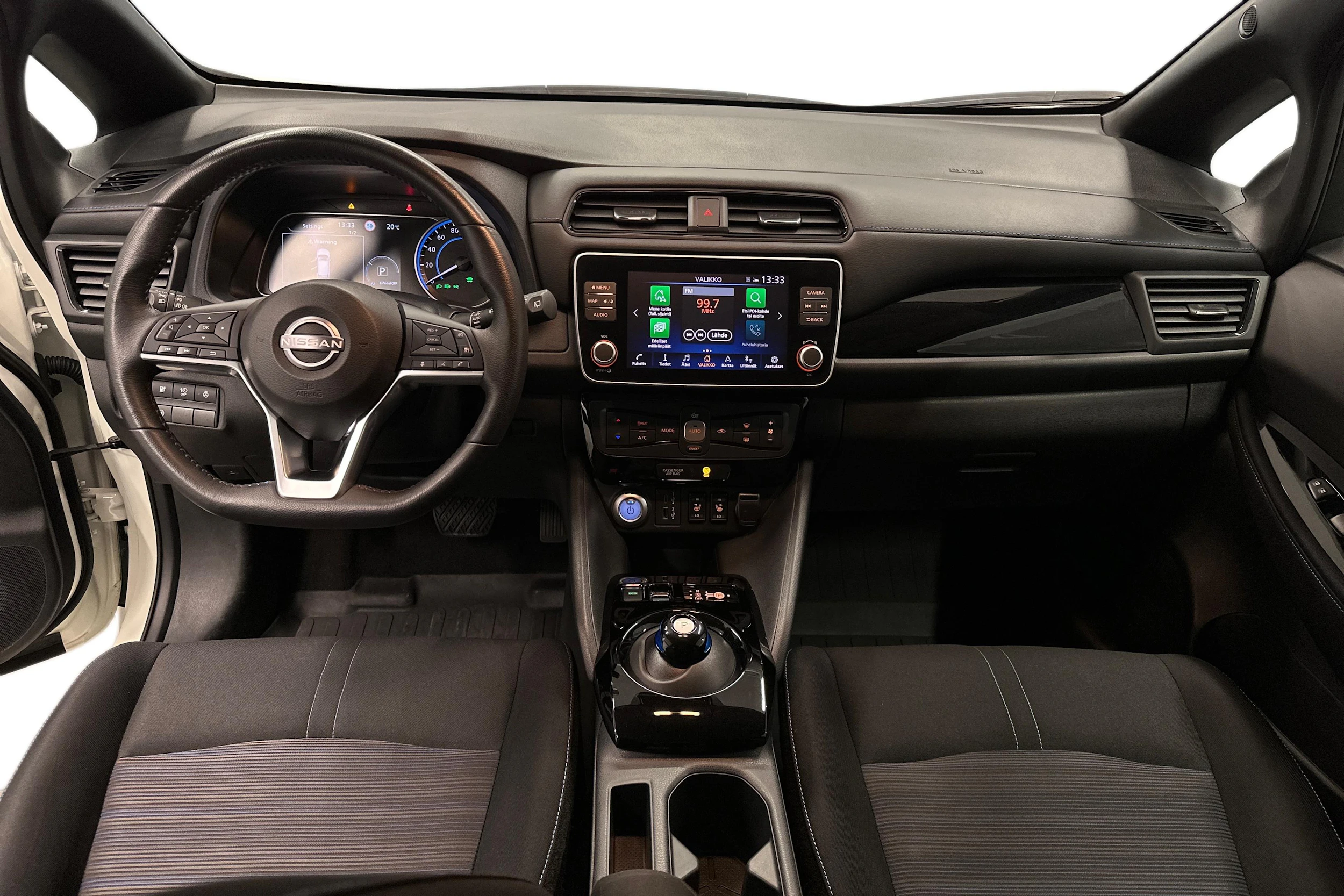 valkoinen Nissan Leaf 2023 kuva 7.