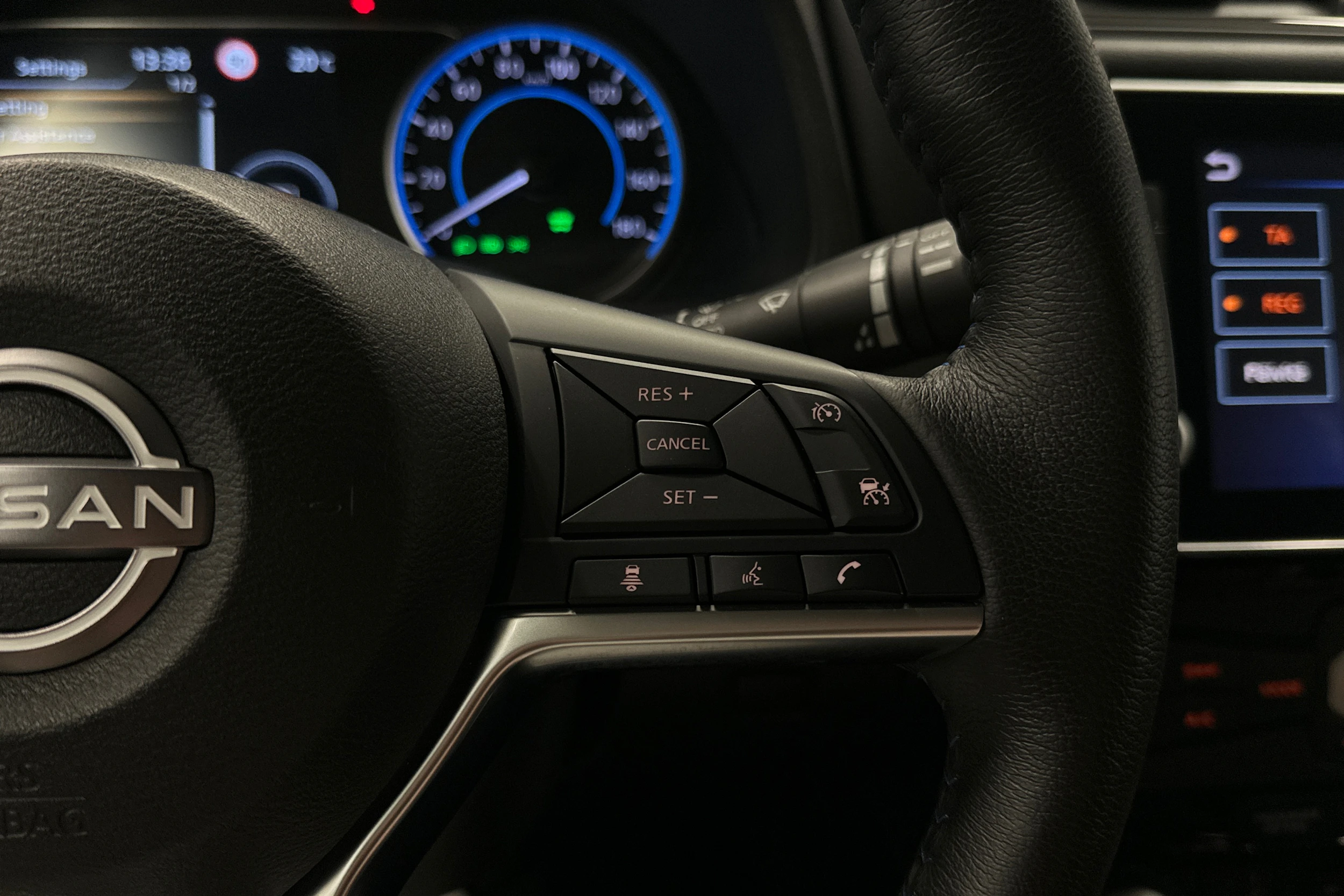 valkoinen Nissan Leaf 2023 kuva 12.