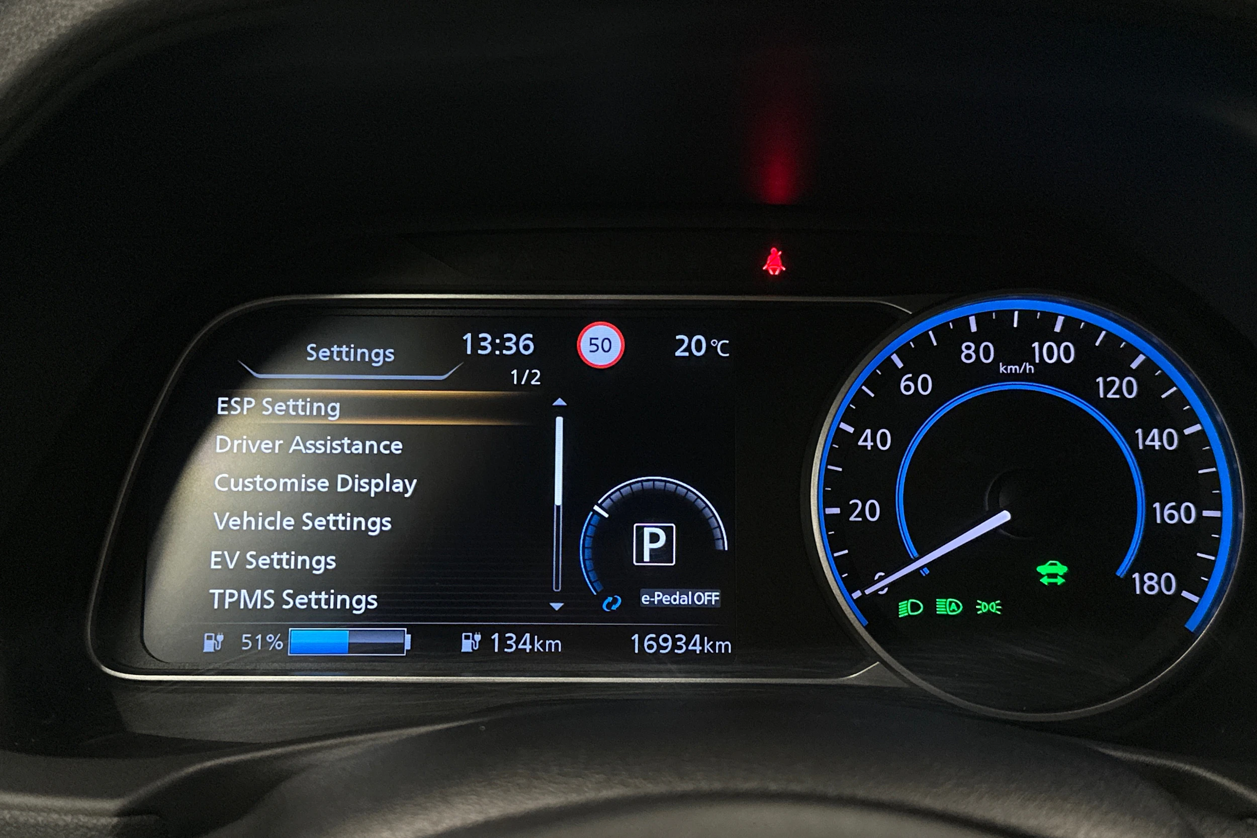 valkoinen Nissan Leaf 2023 kuva 13.