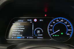 valkoinen Nissan Leaf 2023 kuva 13.