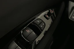 valkoinen Nissan Leaf 2023 kuva 14.