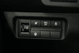 valkoinen Nissan Leaf 2023 kuva 15.
