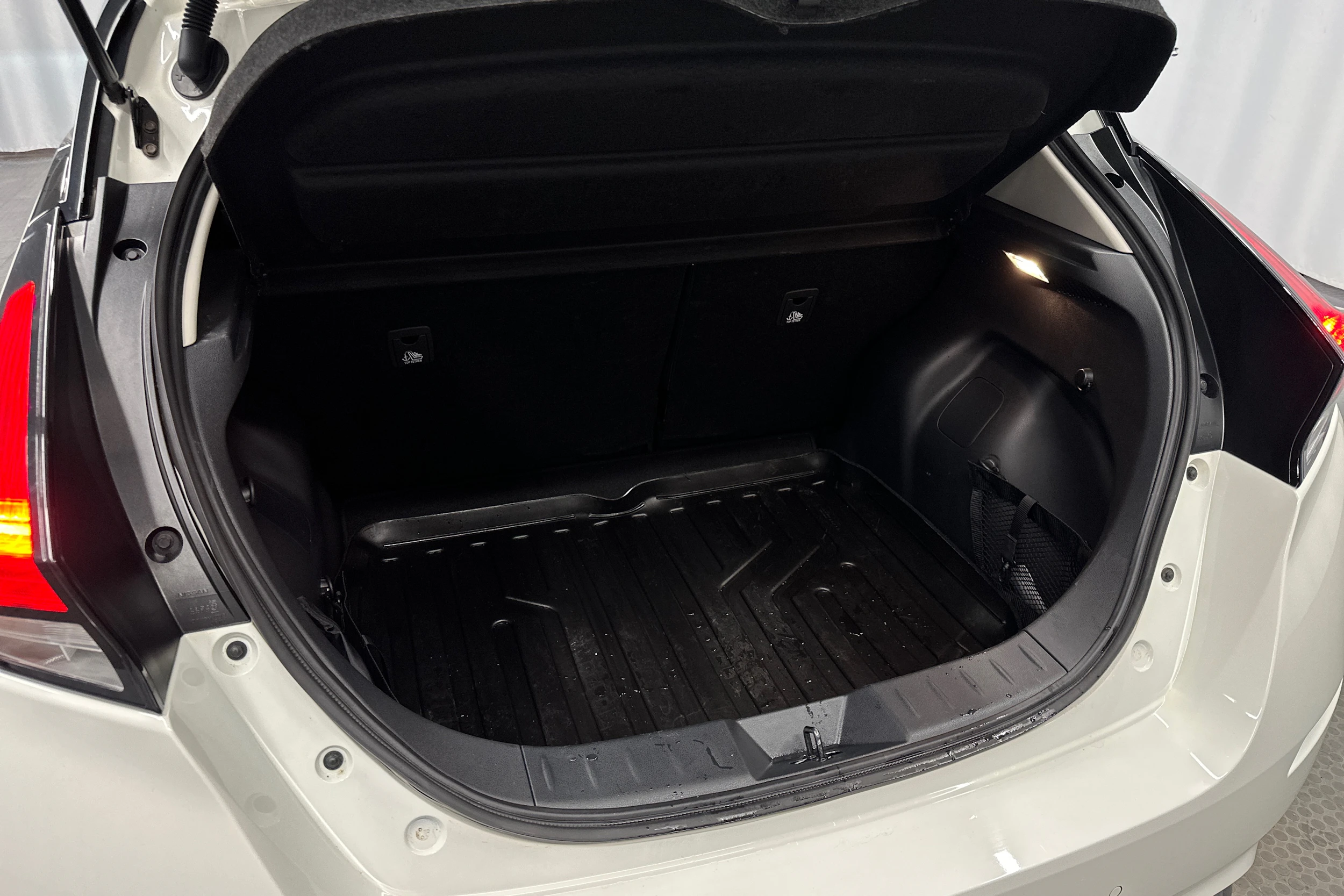 valkoinen Nissan Leaf 2023 kuva 27.