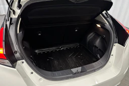 valkoinen Nissan Leaf 2023 kuva 27.