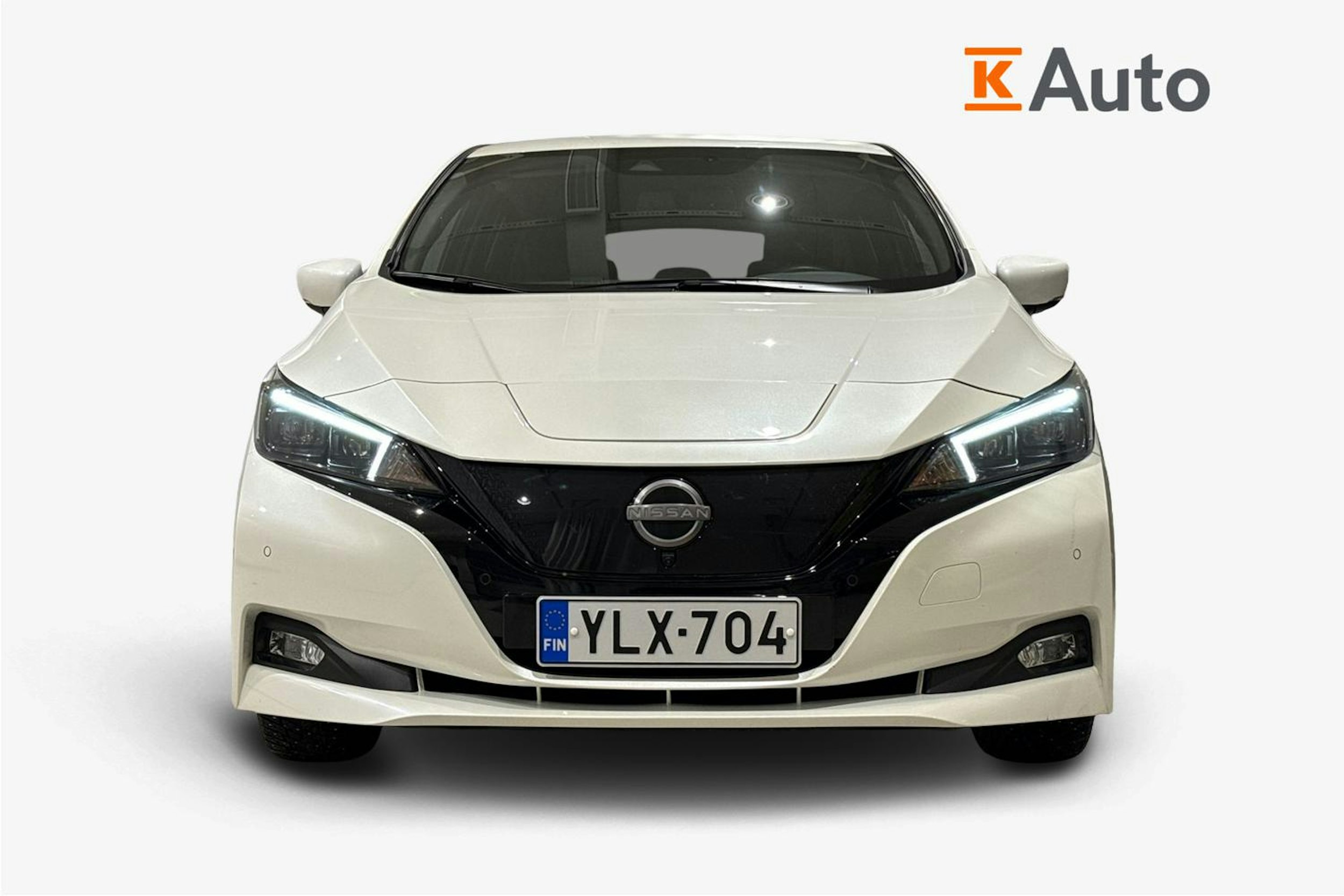 valkoinen Nissan Leaf 2023 kuva 5.