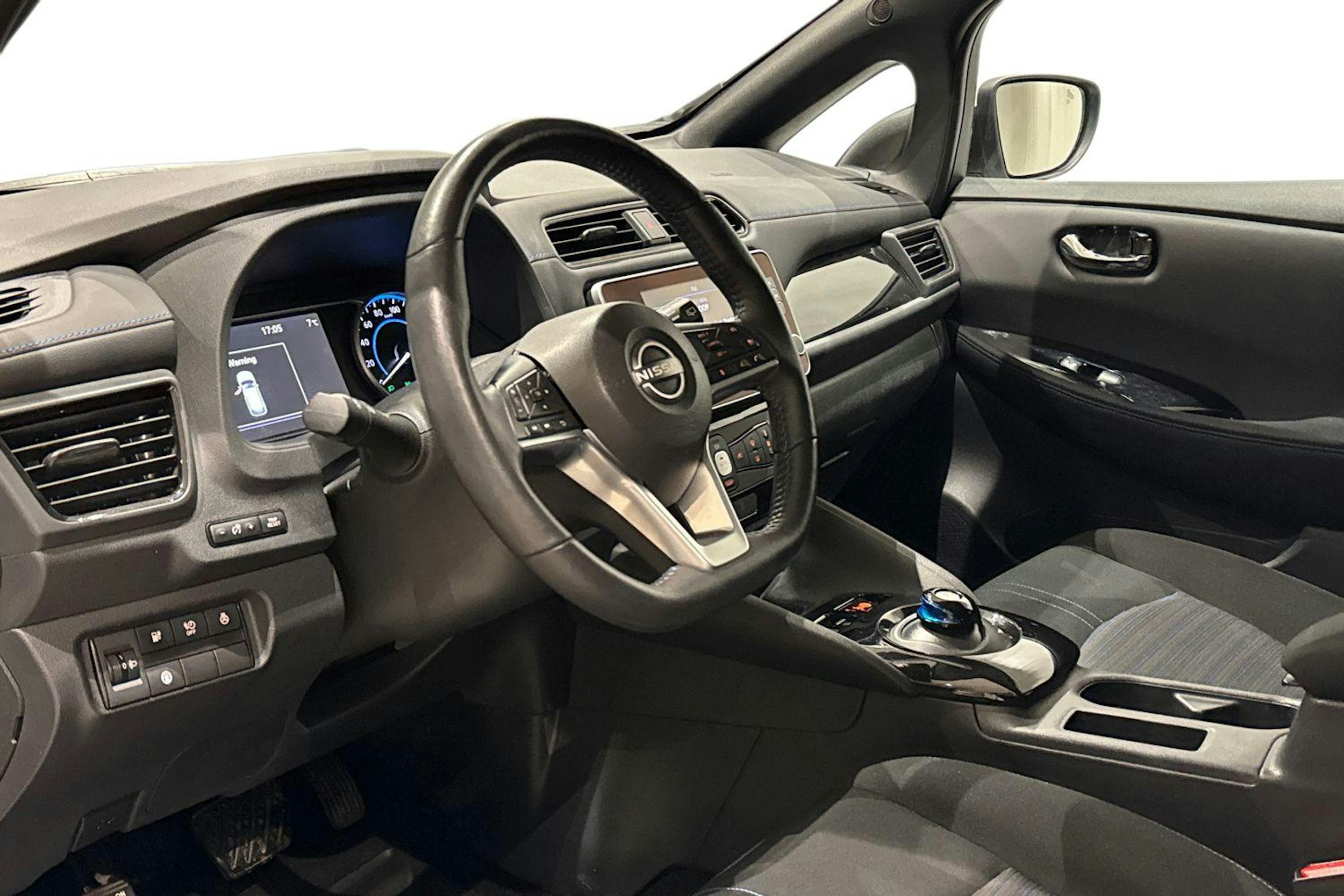 valkoinen Nissan Leaf 2023 kuva 7.