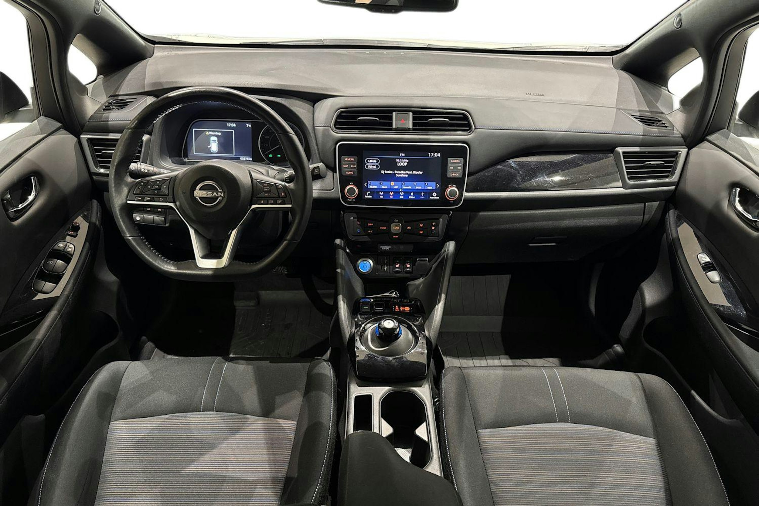 valkoinen Nissan Leaf 2023 kuva 9.