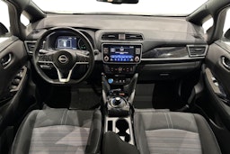 valkoinen Nissan Leaf 2023 kuva 9.