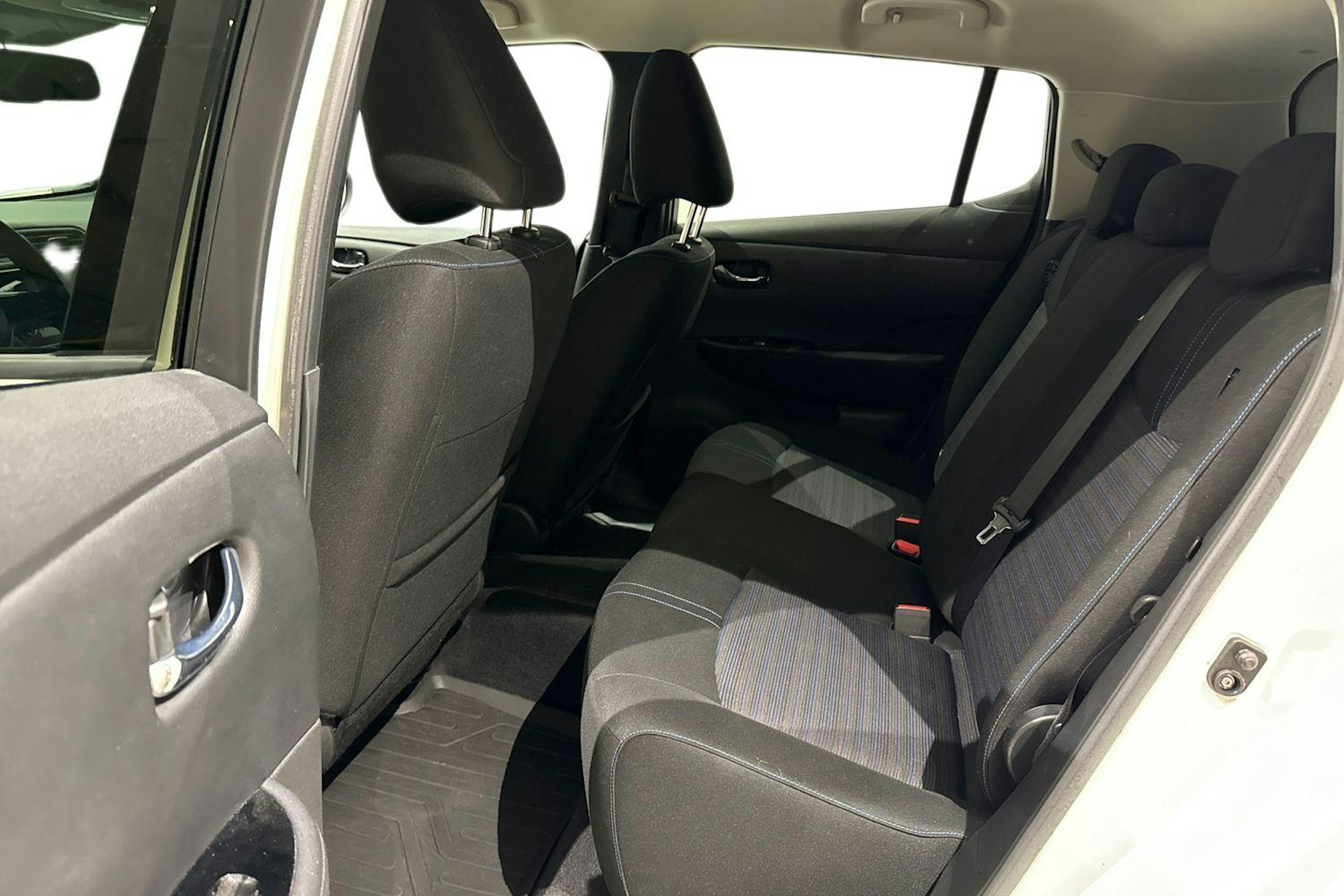 valkoinen Nissan Leaf 2023 kuva 10.
