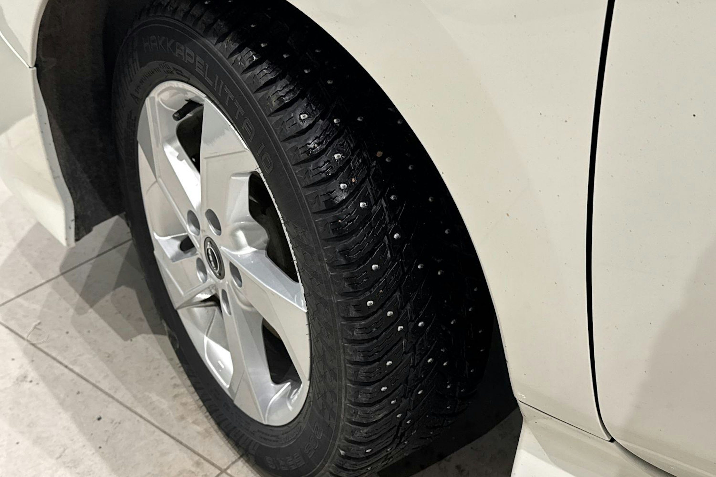 valkoinen Nissan Leaf 2023 kuva 13.