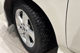 valkoinen Nissan Leaf 2023 kuva 13.