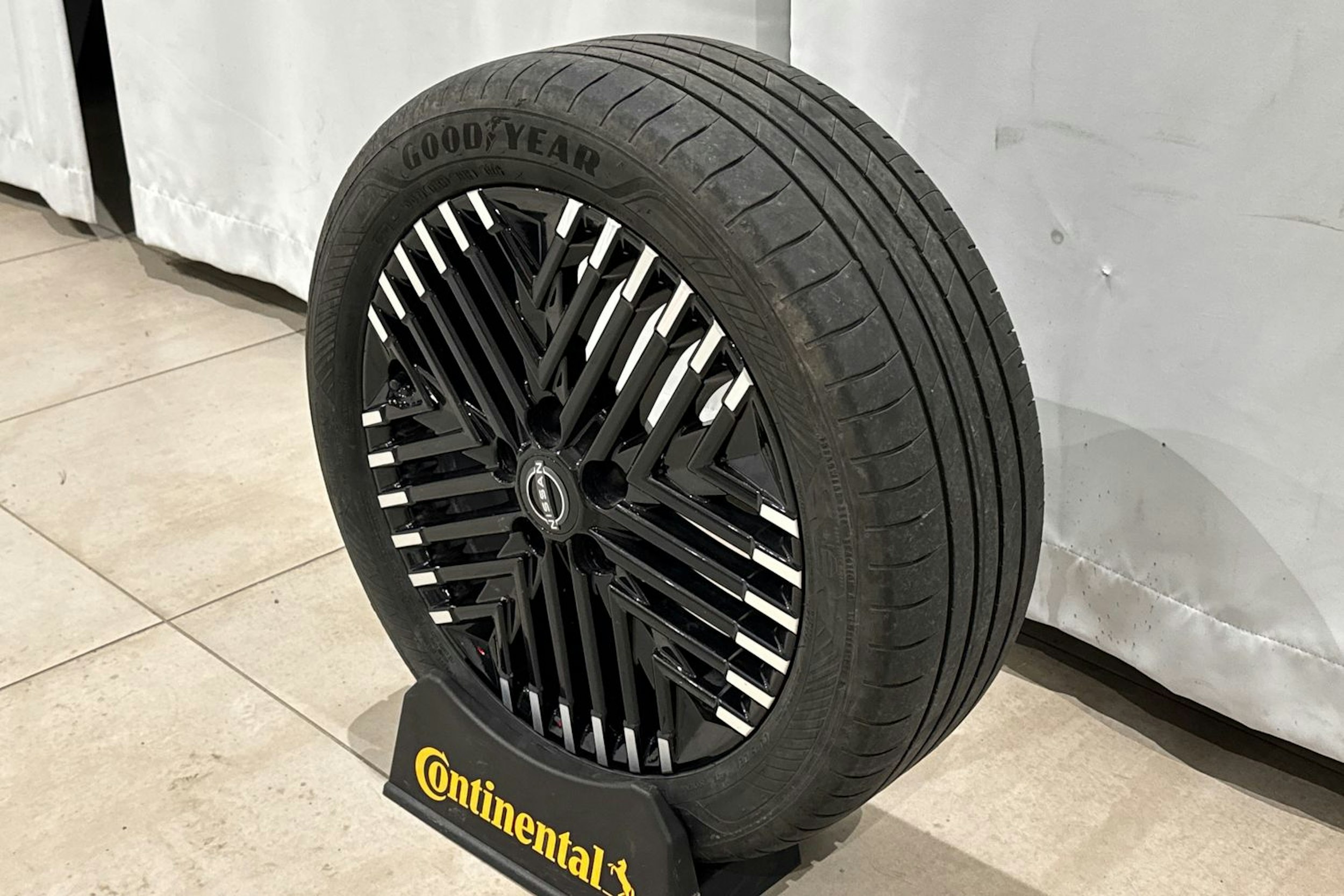 valkoinen Nissan Leaf 2023 kuva 14.