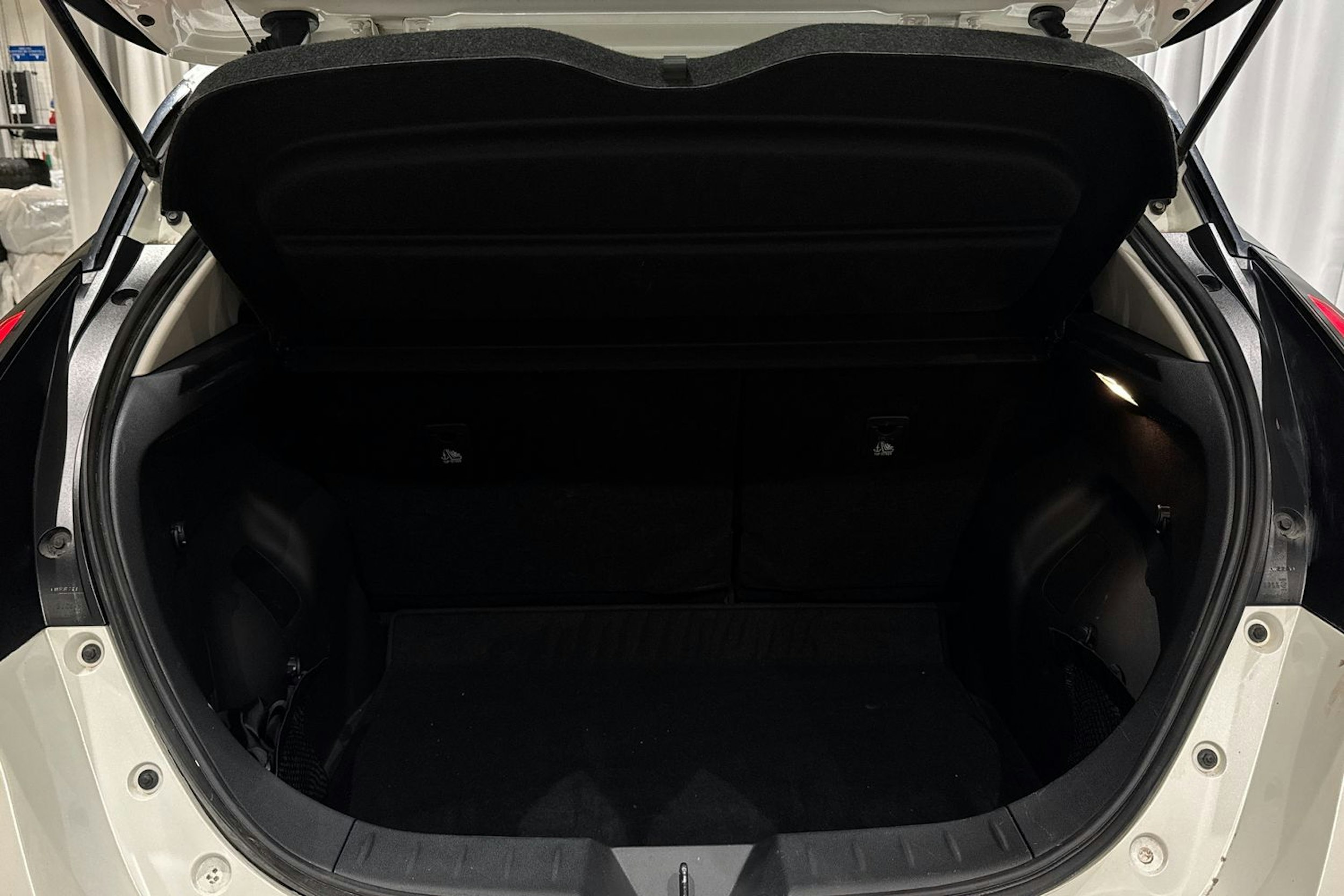 valkoinen Nissan Leaf 2023 kuva 15.