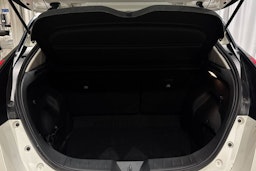 valkoinen Nissan Leaf 2023 kuva 15.