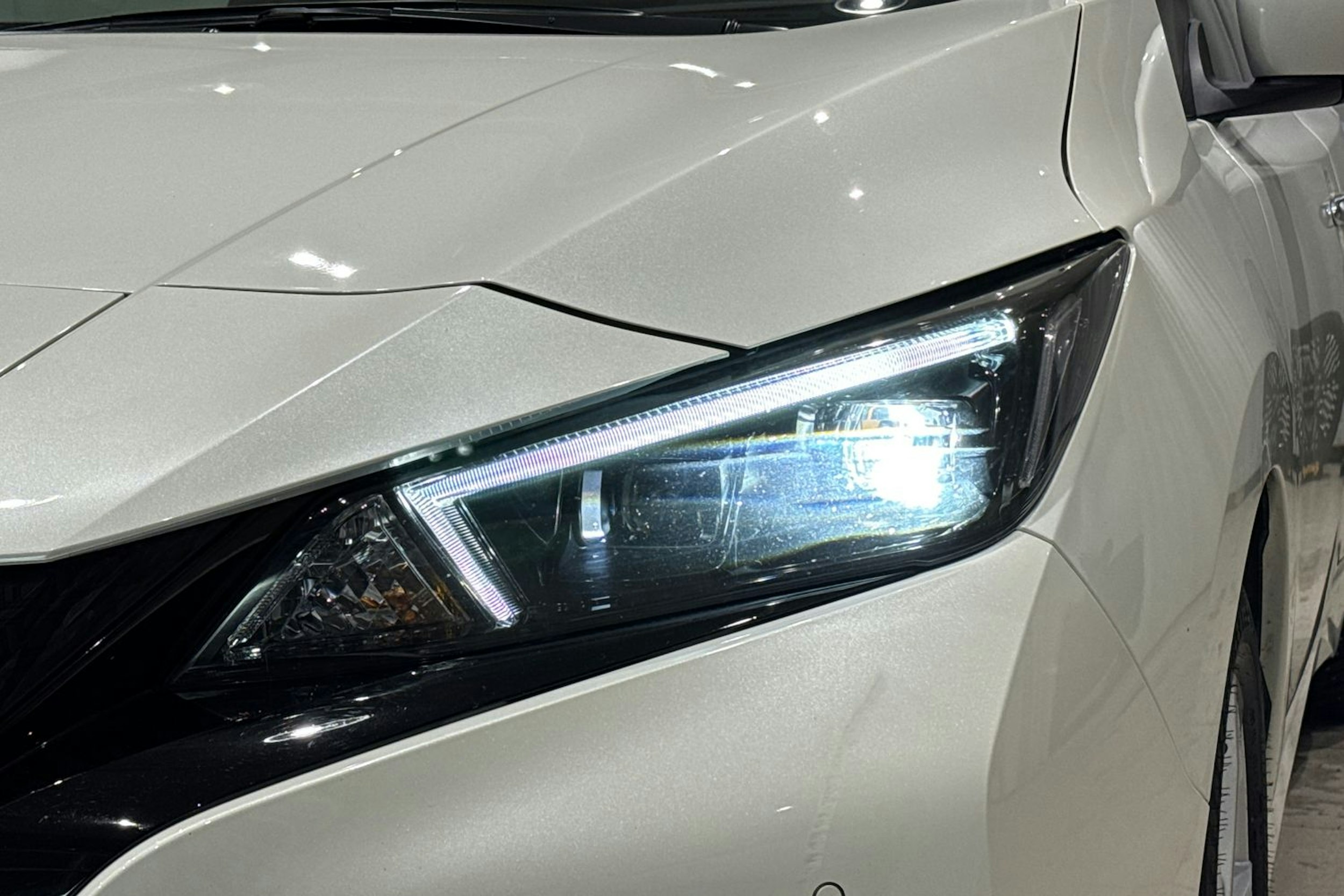 valkoinen Nissan Leaf 2023 kuva 16.