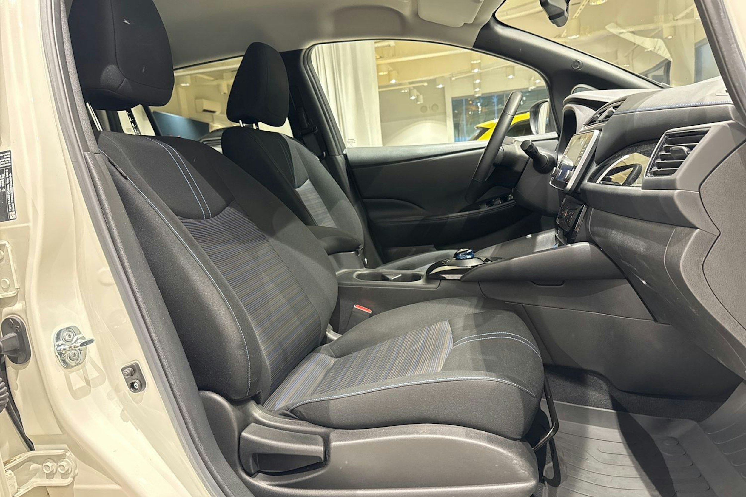 valkoinen Nissan Leaf 2023 kuva 17.