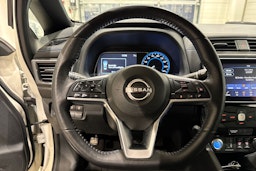 valkoinen Nissan Leaf 2023 kuva 18.