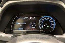 valkoinen Nissan Leaf 2023 kuva 19.