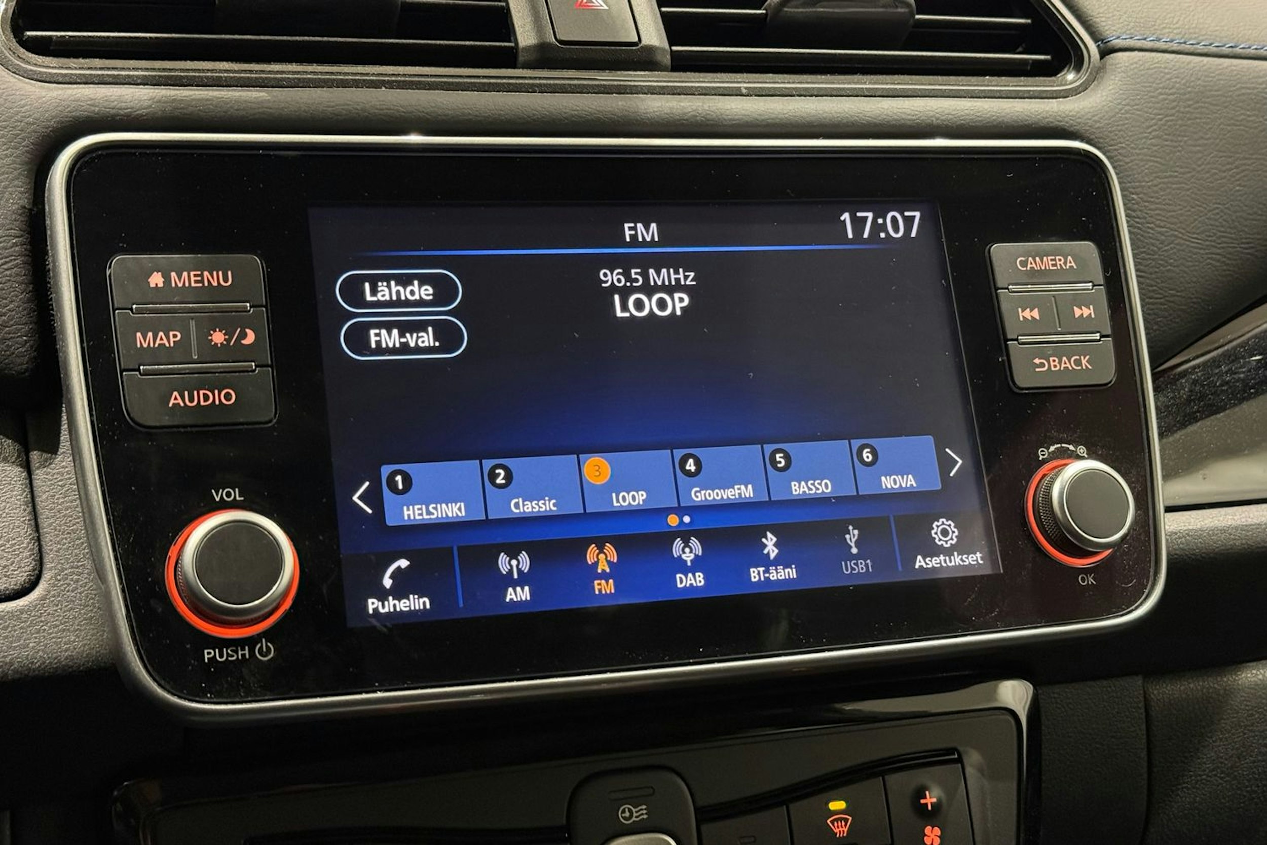 valkoinen Nissan Leaf 2023 kuva 20.