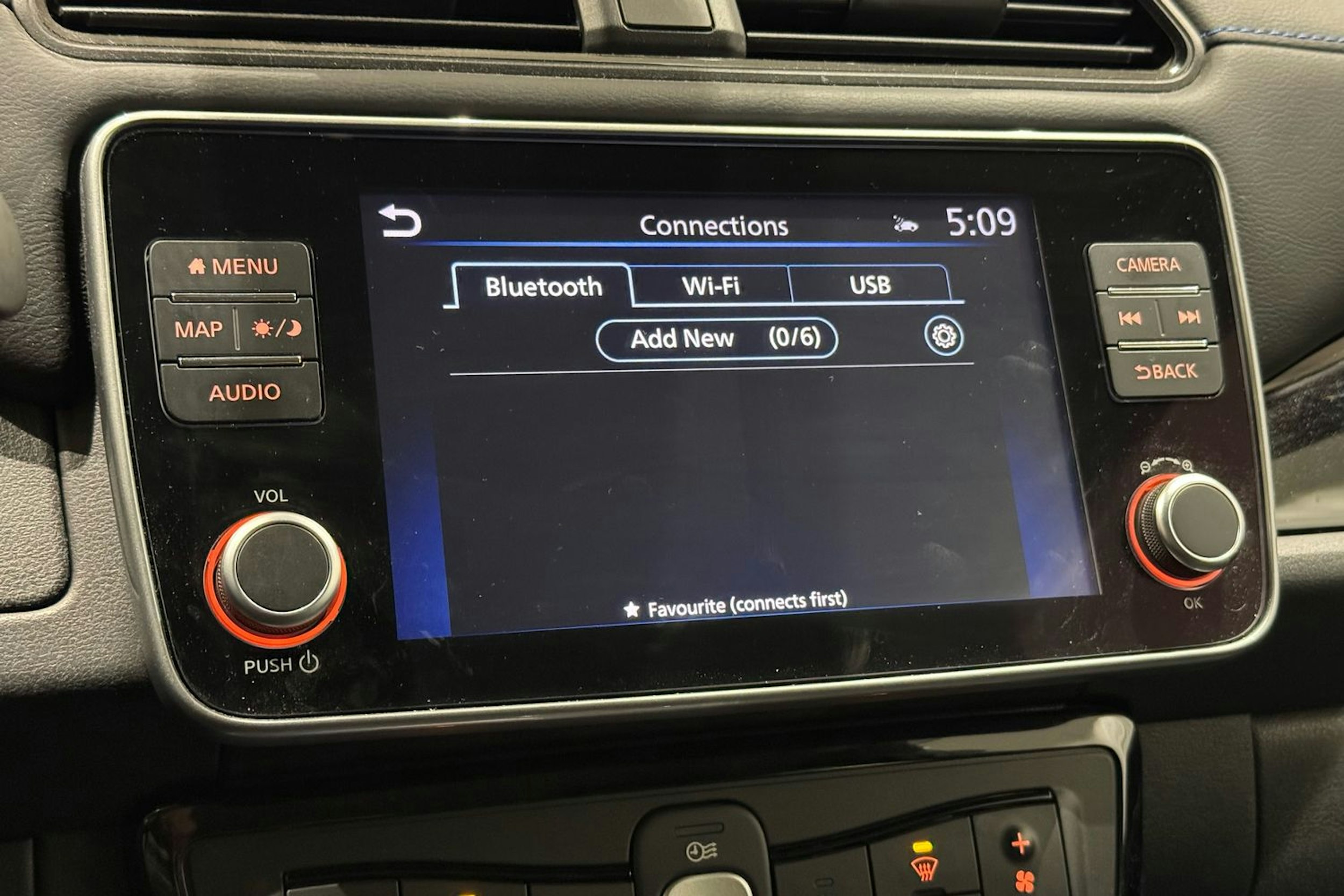 valkoinen Nissan Leaf 2023 kuva 23.