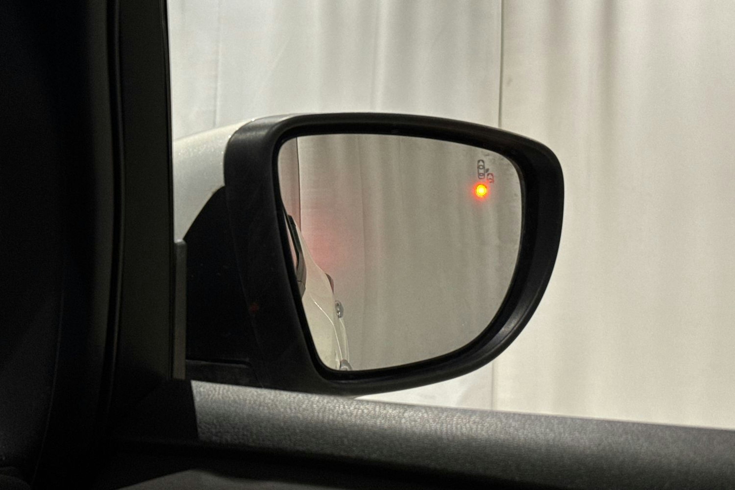 valkoinen Nissan Leaf 2023 kuva 27.