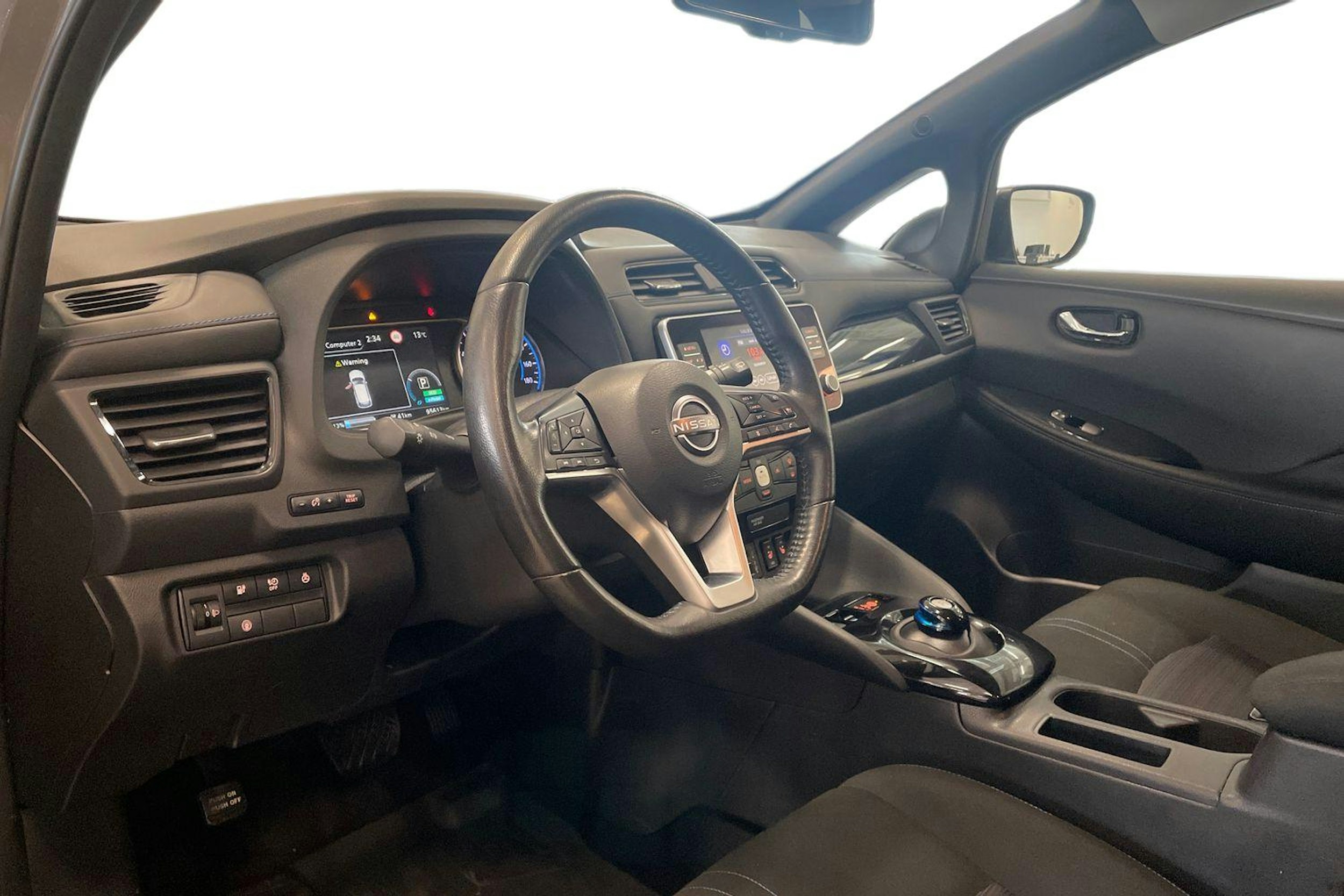 harmaa Nissan Leaf 2023 kuva 7.