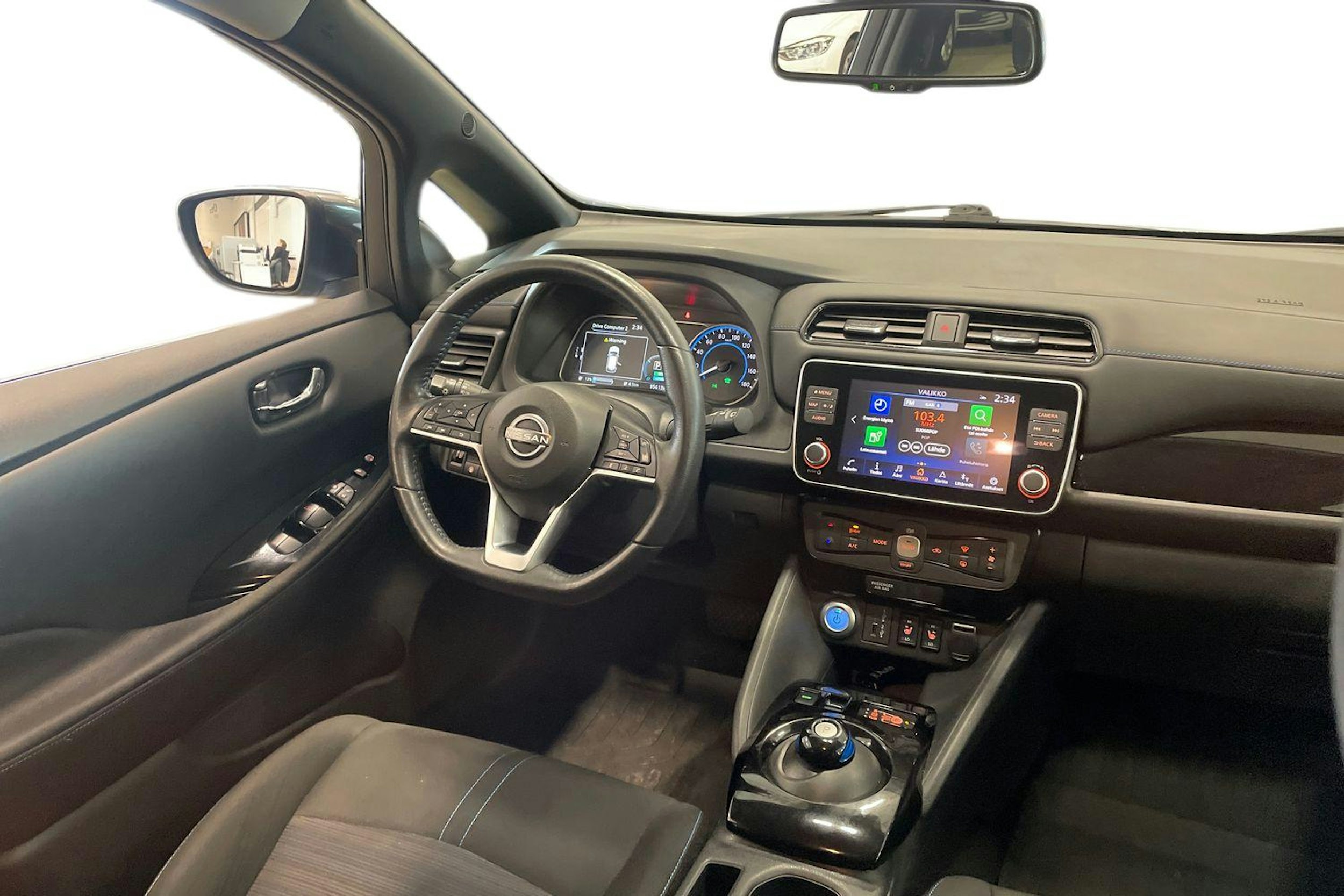 harmaa Nissan Leaf 2023 kuva 9.