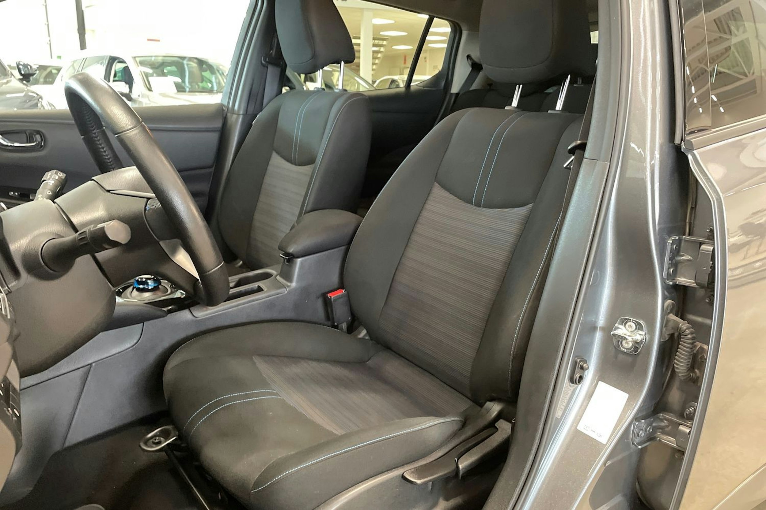 harmaa Nissan Leaf 2023 kuva 14.