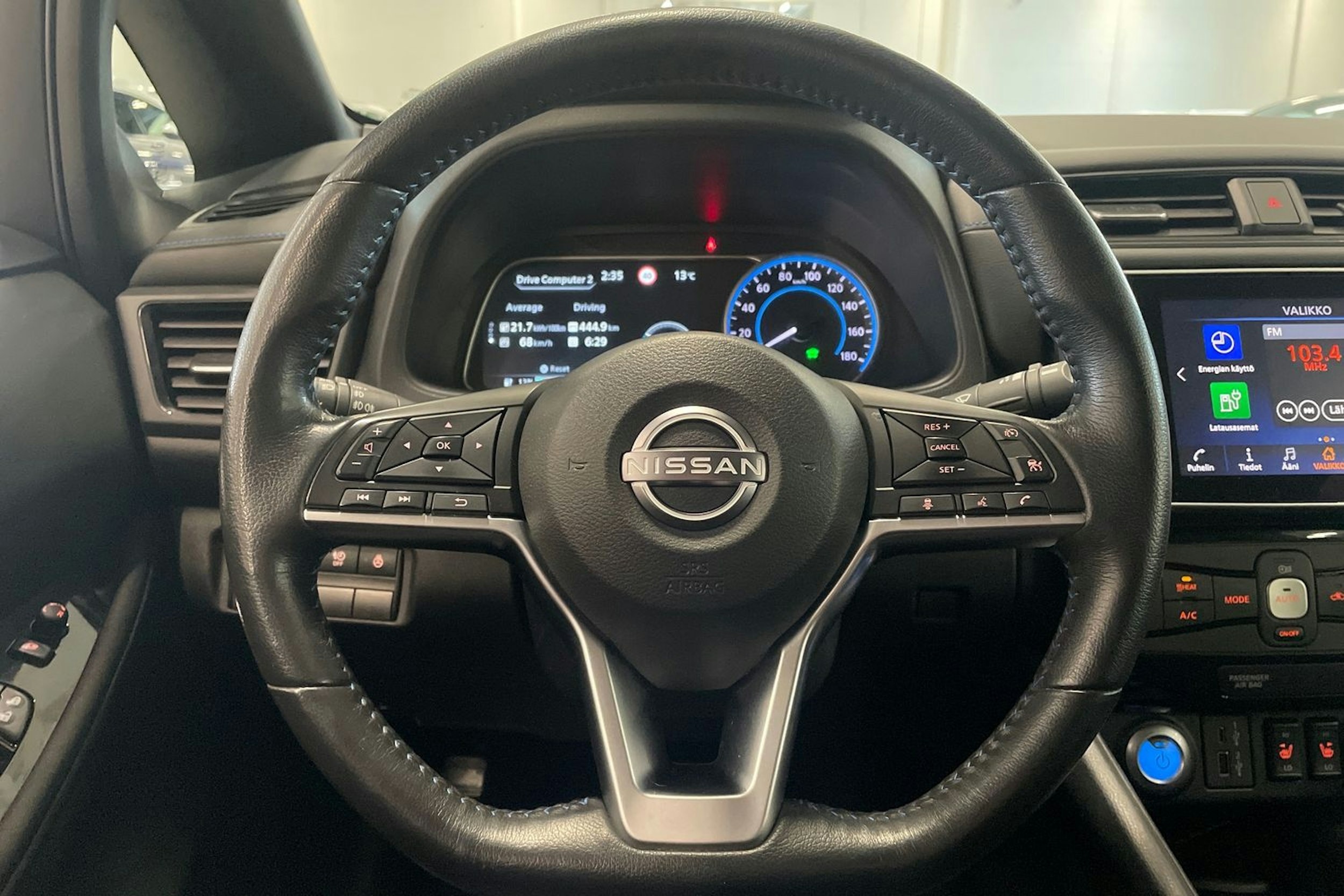 harmaa Nissan Leaf 2023 kuva 15.