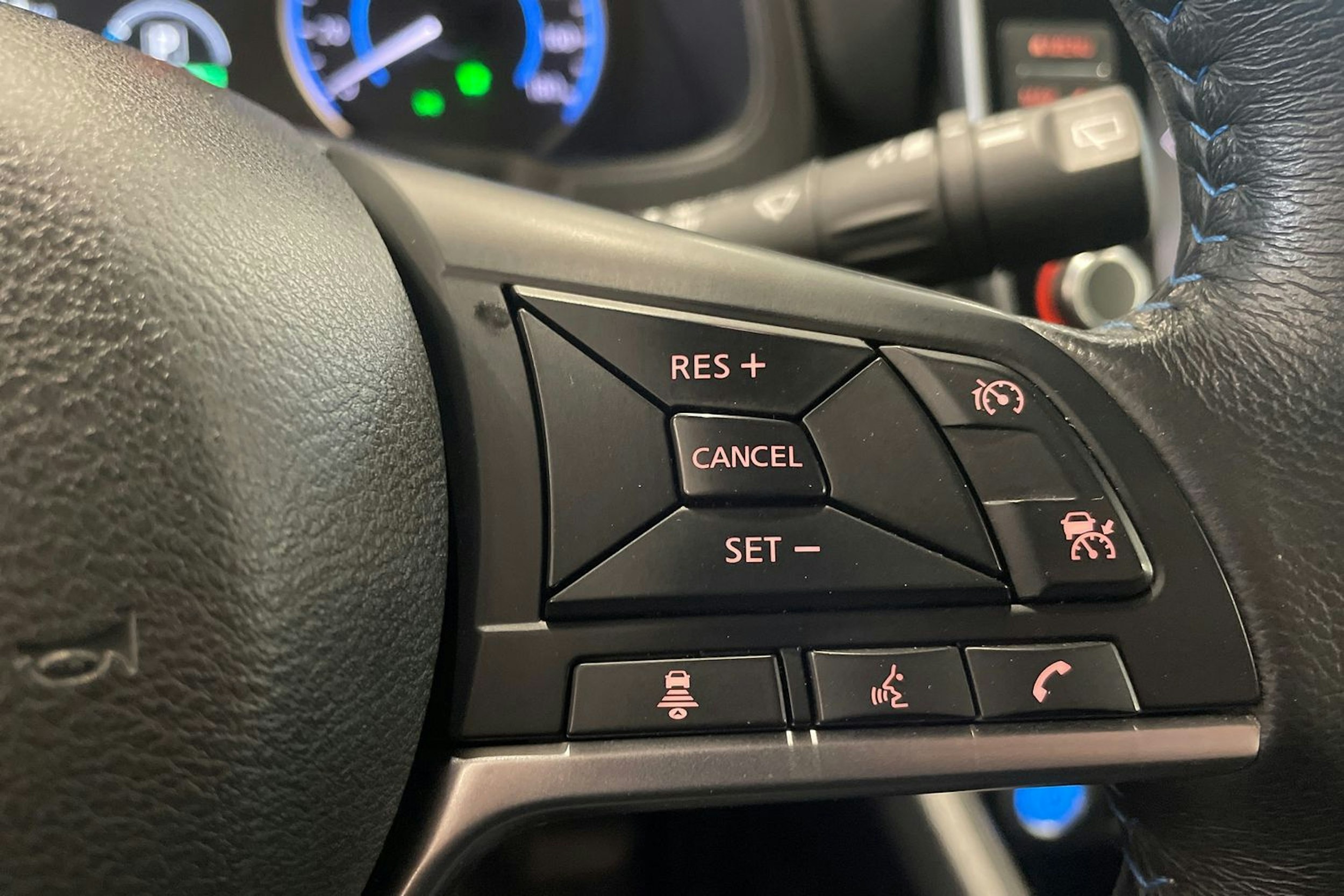 harmaa Nissan Leaf 2023 kuva 16.