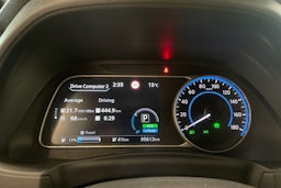 harmaa Nissan Leaf 2023 kuva 18.