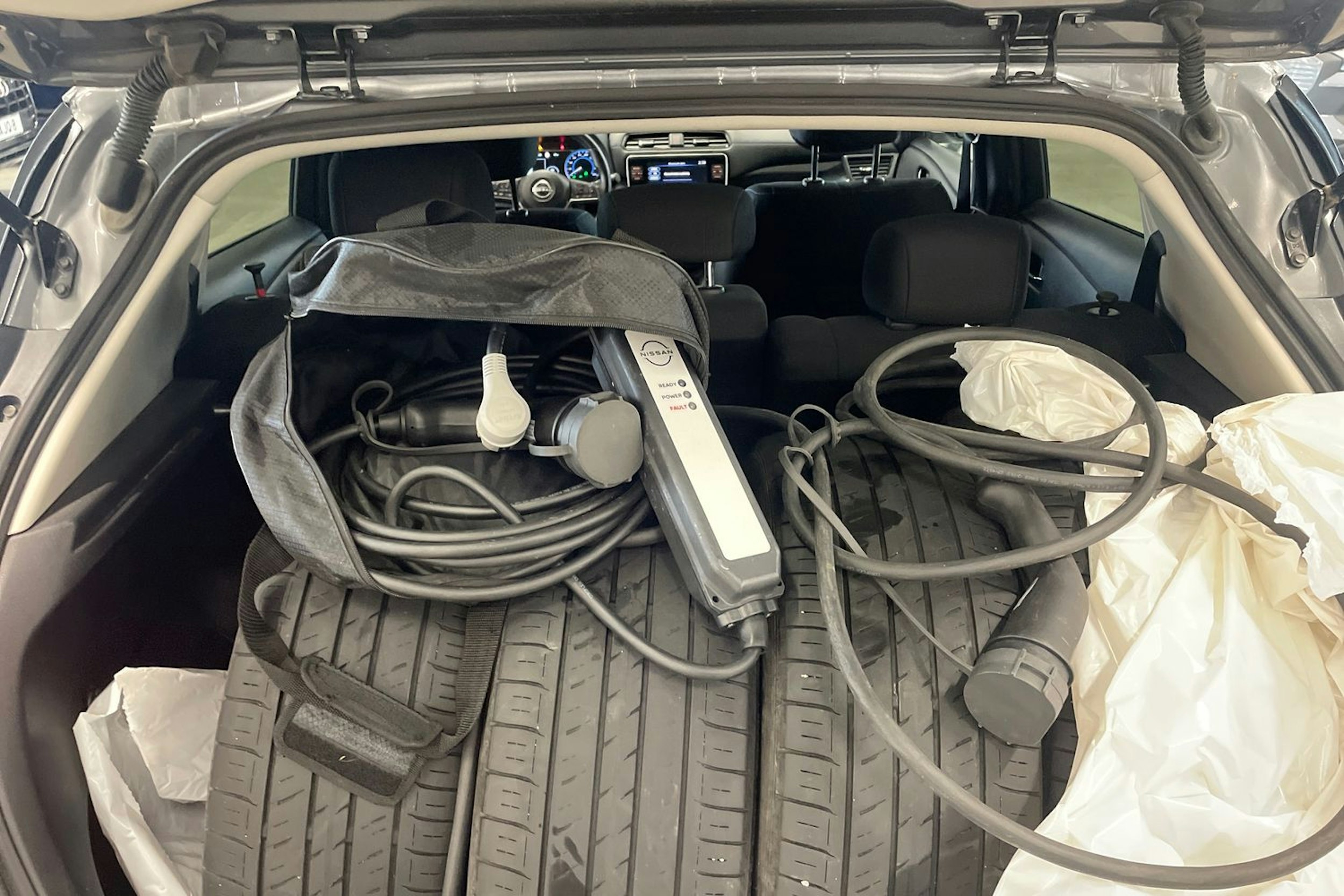 harmaa Nissan Leaf 2023 kuva 31.