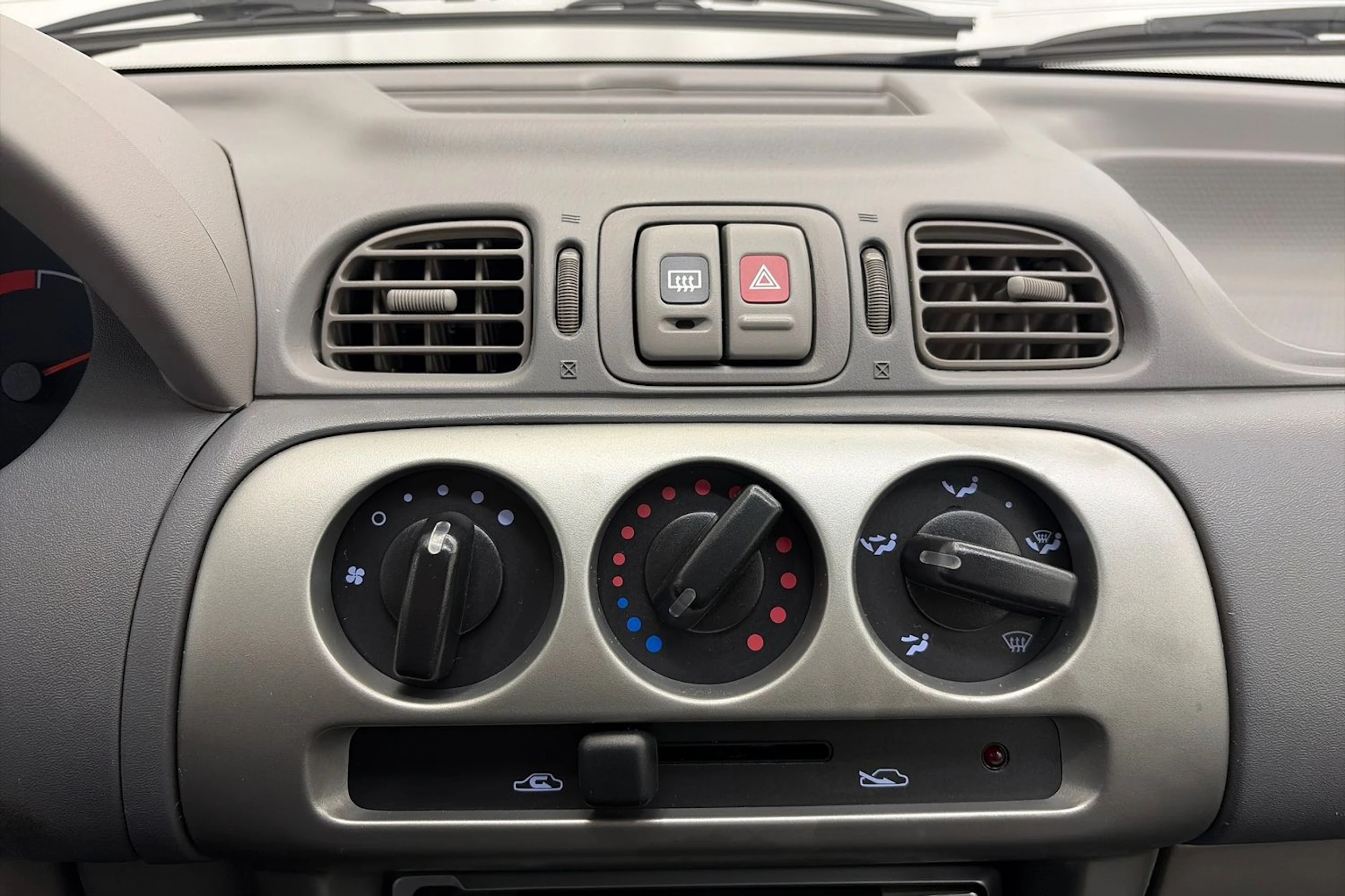 Vihreä Nissan MICRA 2001 kuva 13.