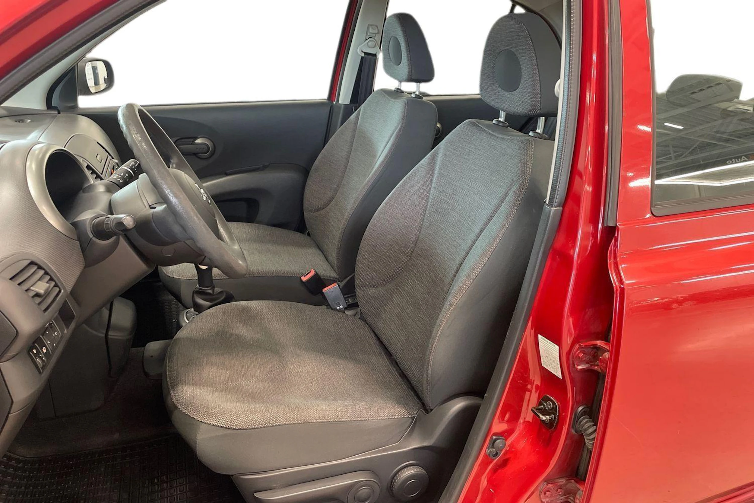punainen Nissan Micra 2006 kuva 6.