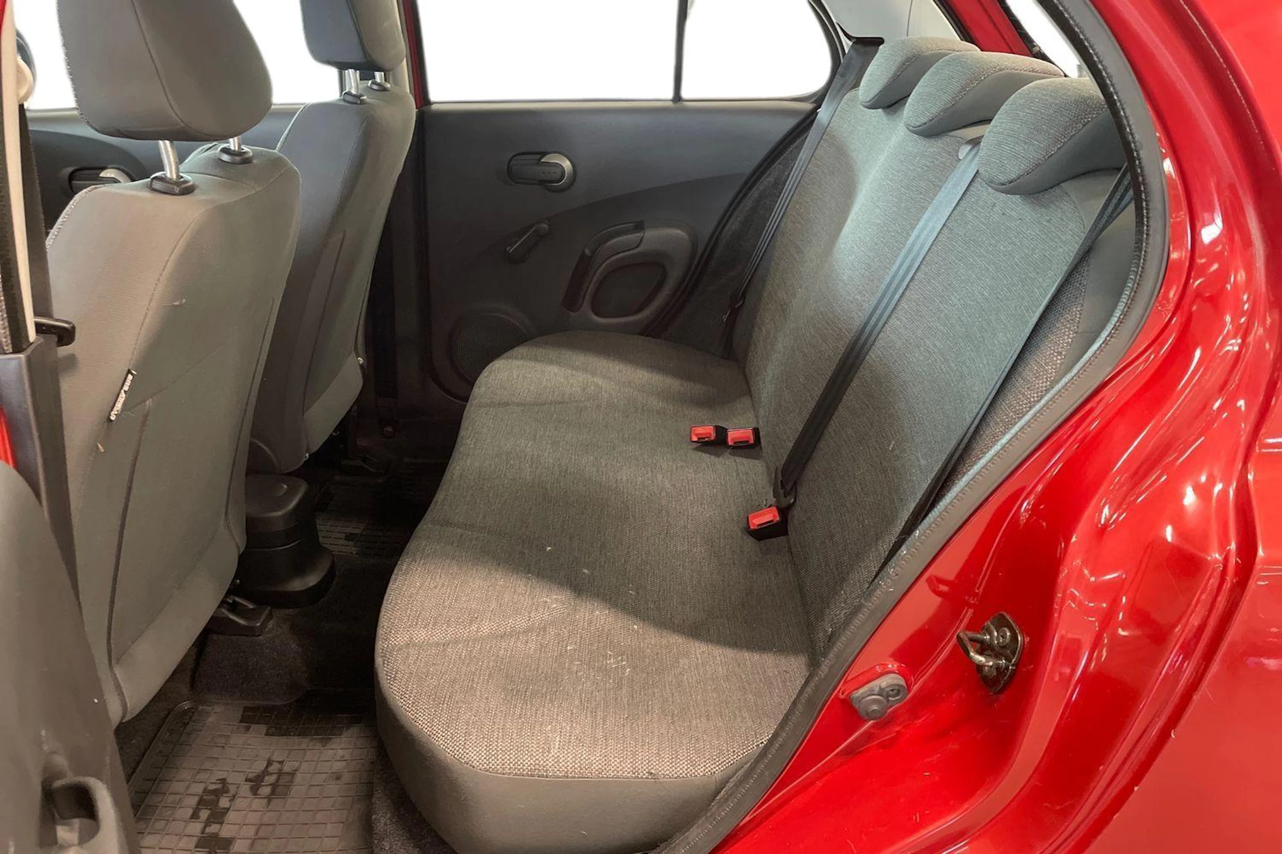 punainen Nissan Micra 2006 kuva 8.