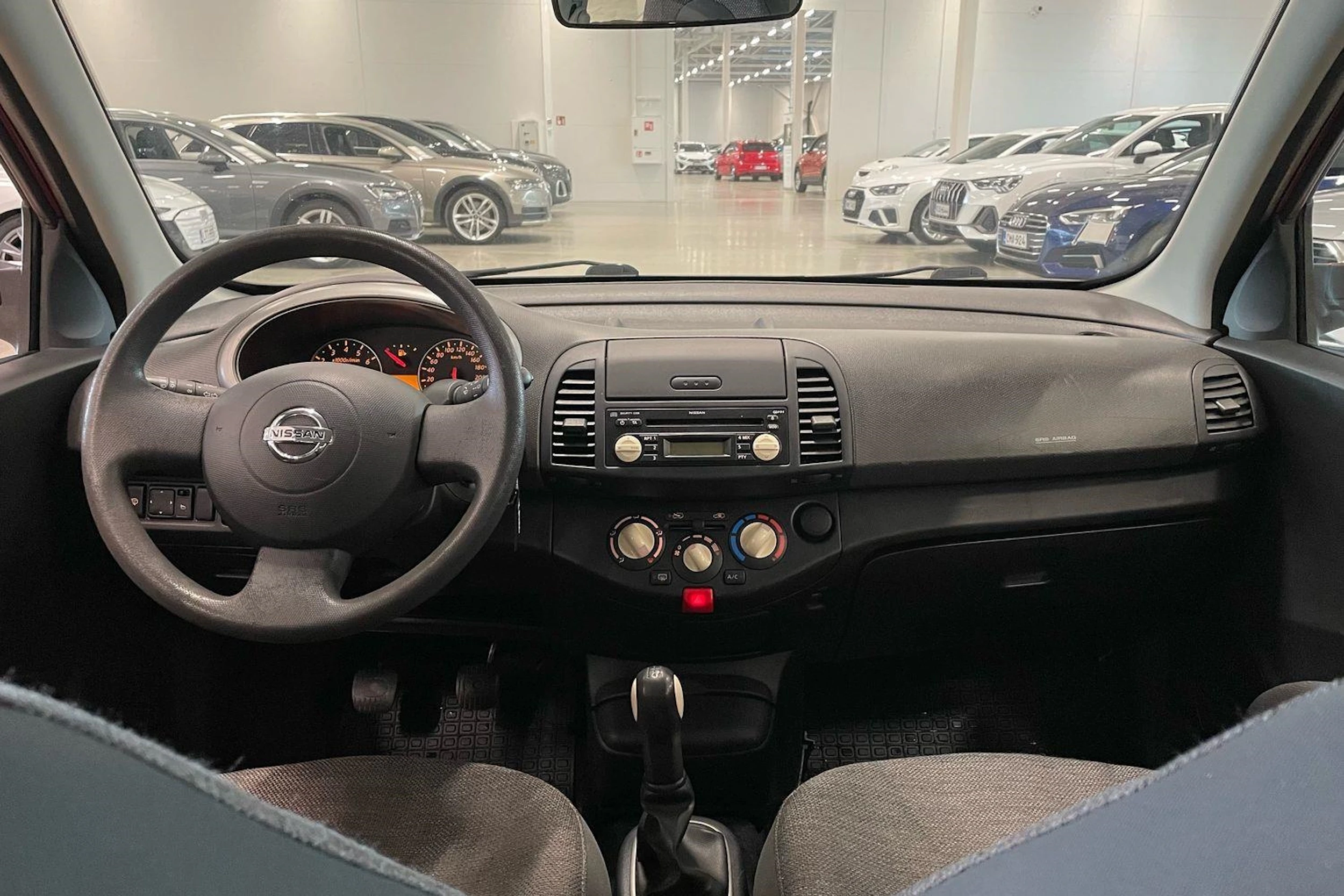 punainen Nissan Micra 2006 kuva 11.