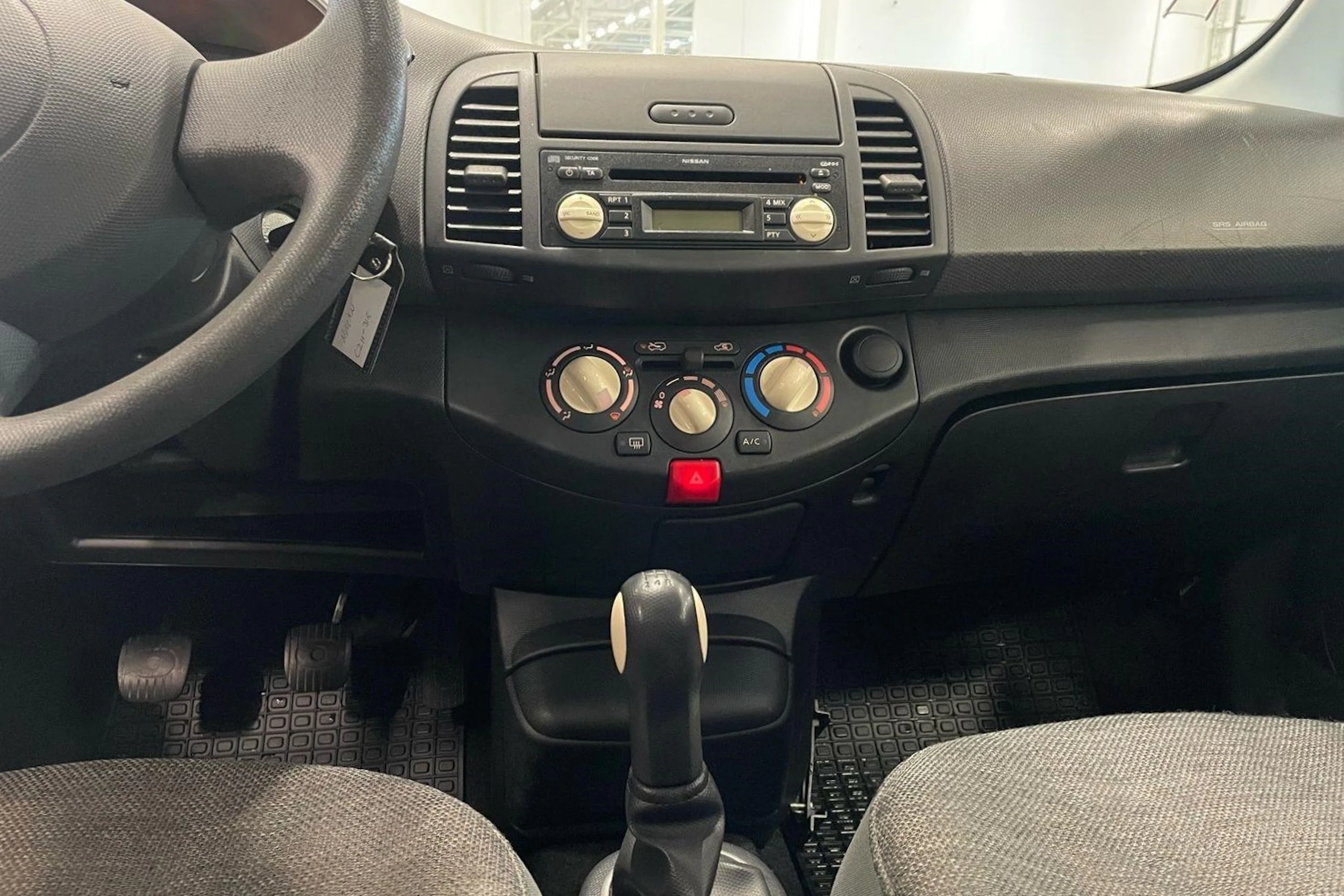 punainen Nissan Micra 2006 kuva 15.
