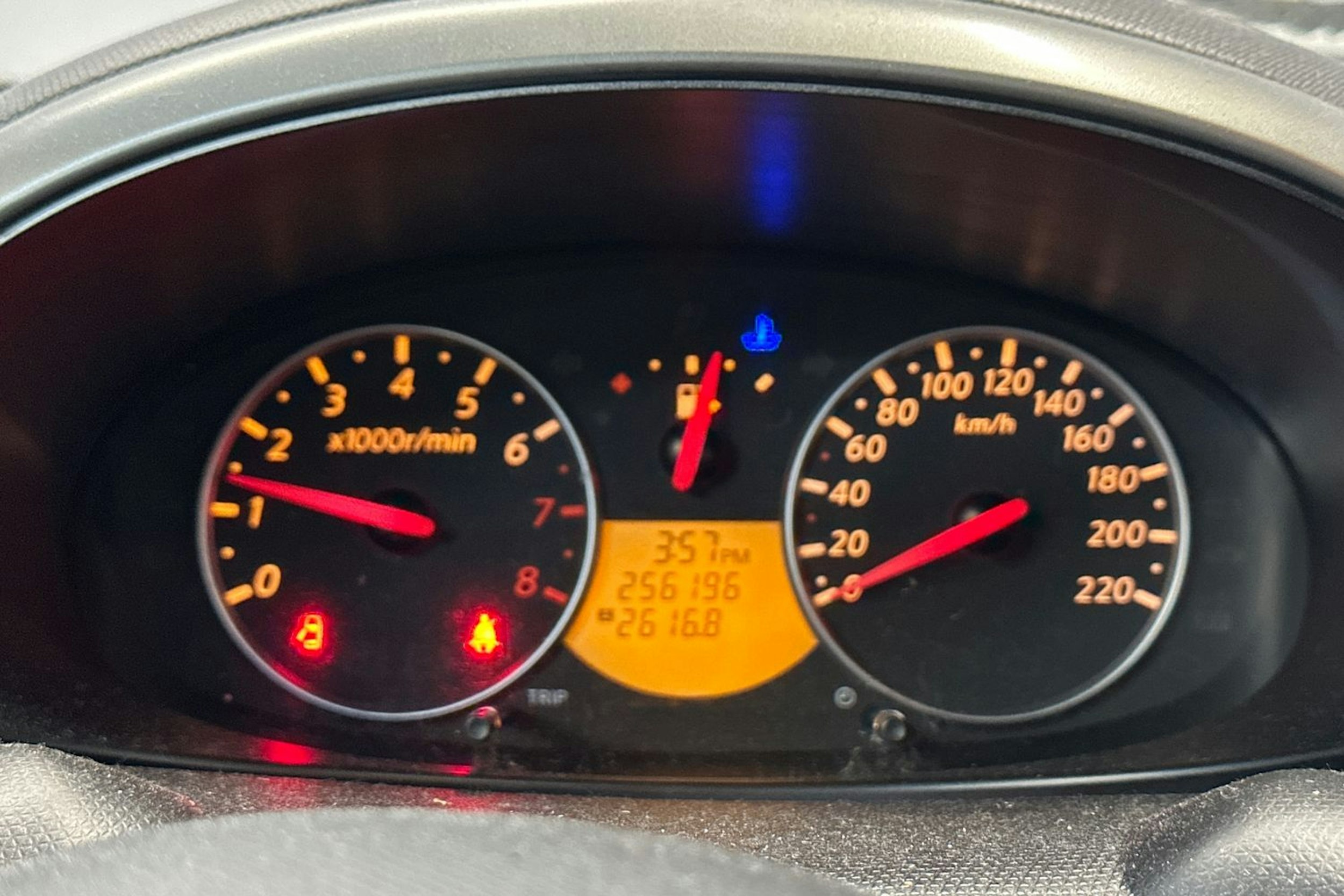 Punainen Nissan MICRA 2006 kuva 11.