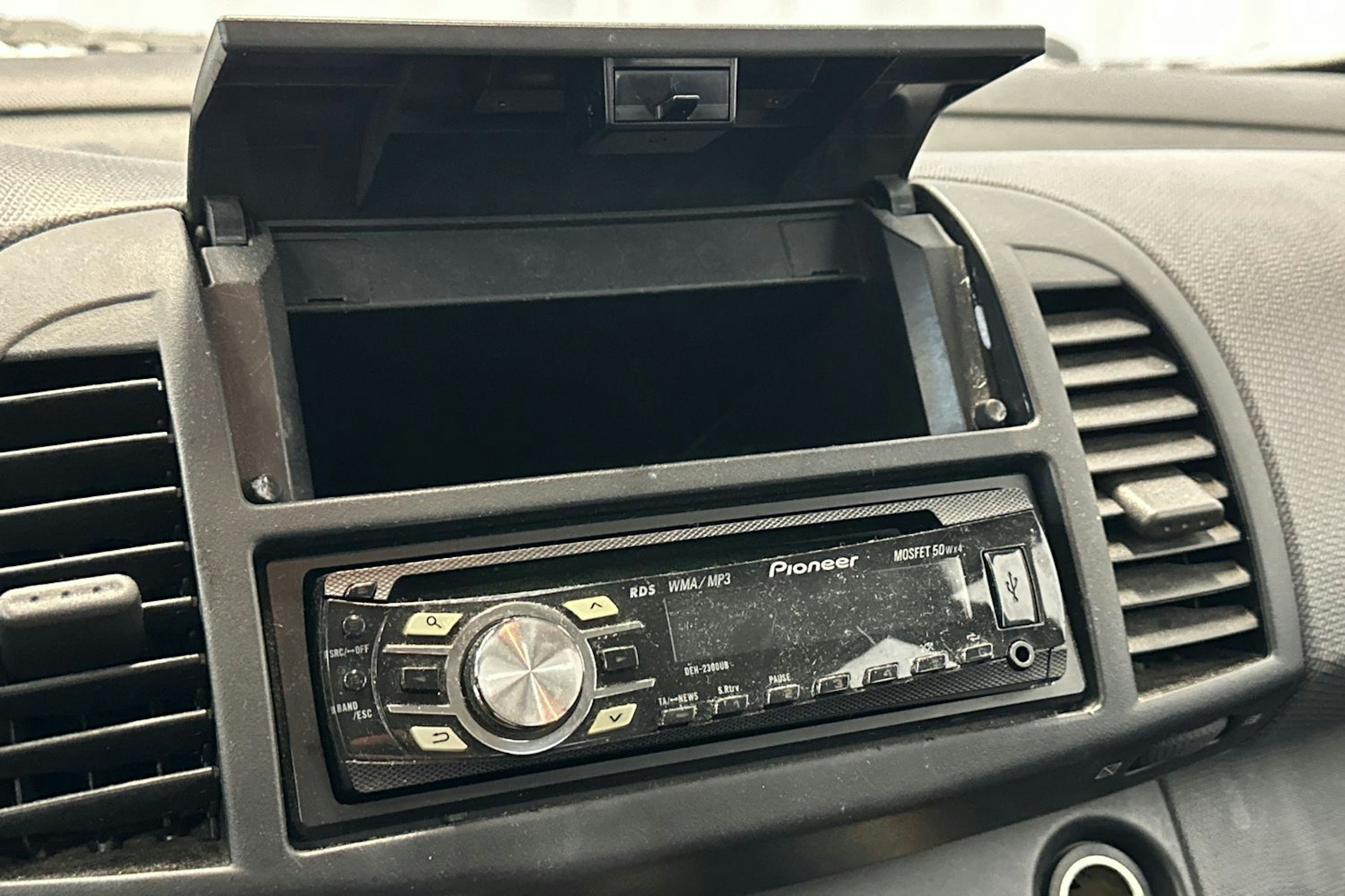 Punainen Nissan MICRA 2006 kuva 12.