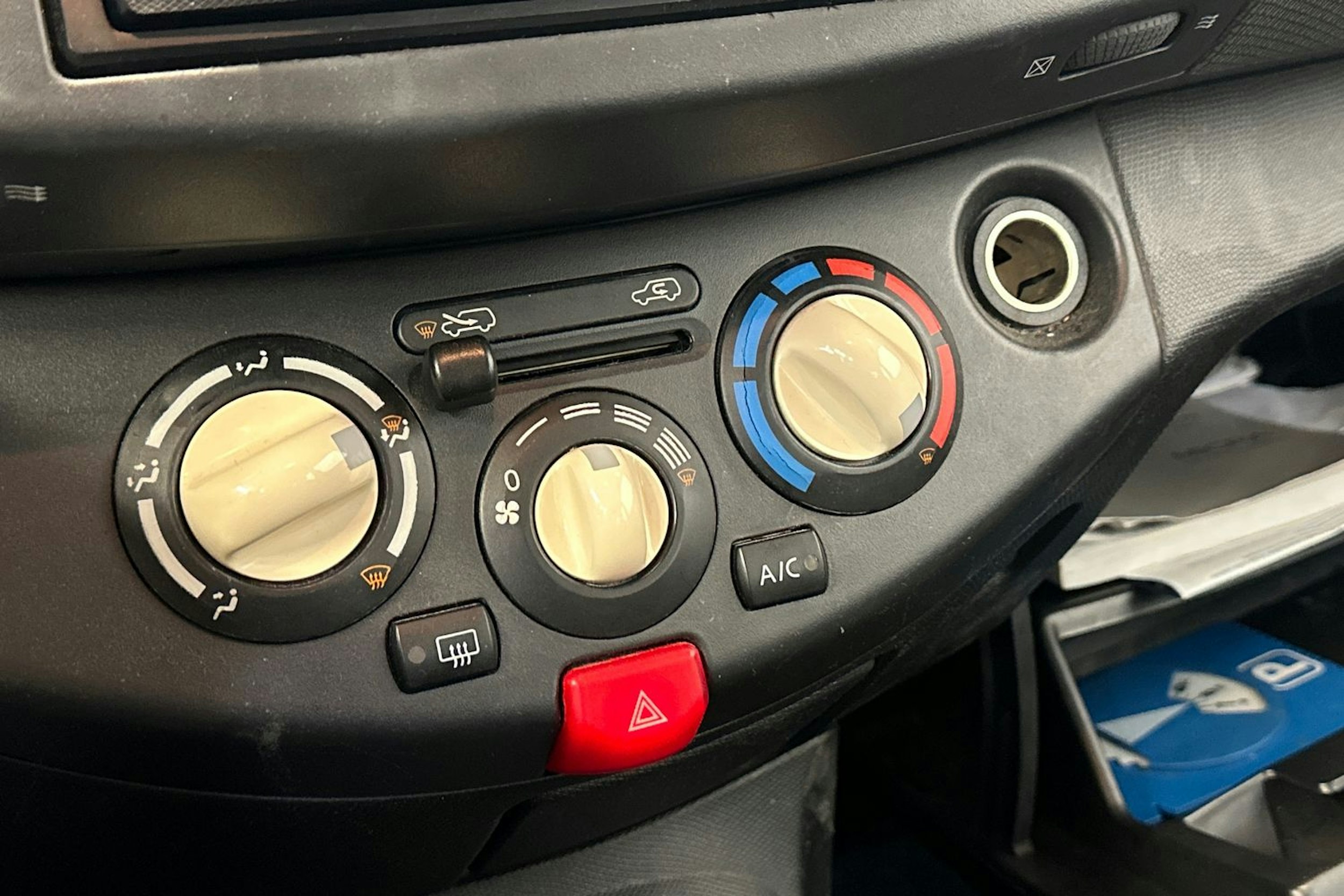 Punainen Nissan MICRA 2006 kuva 13.