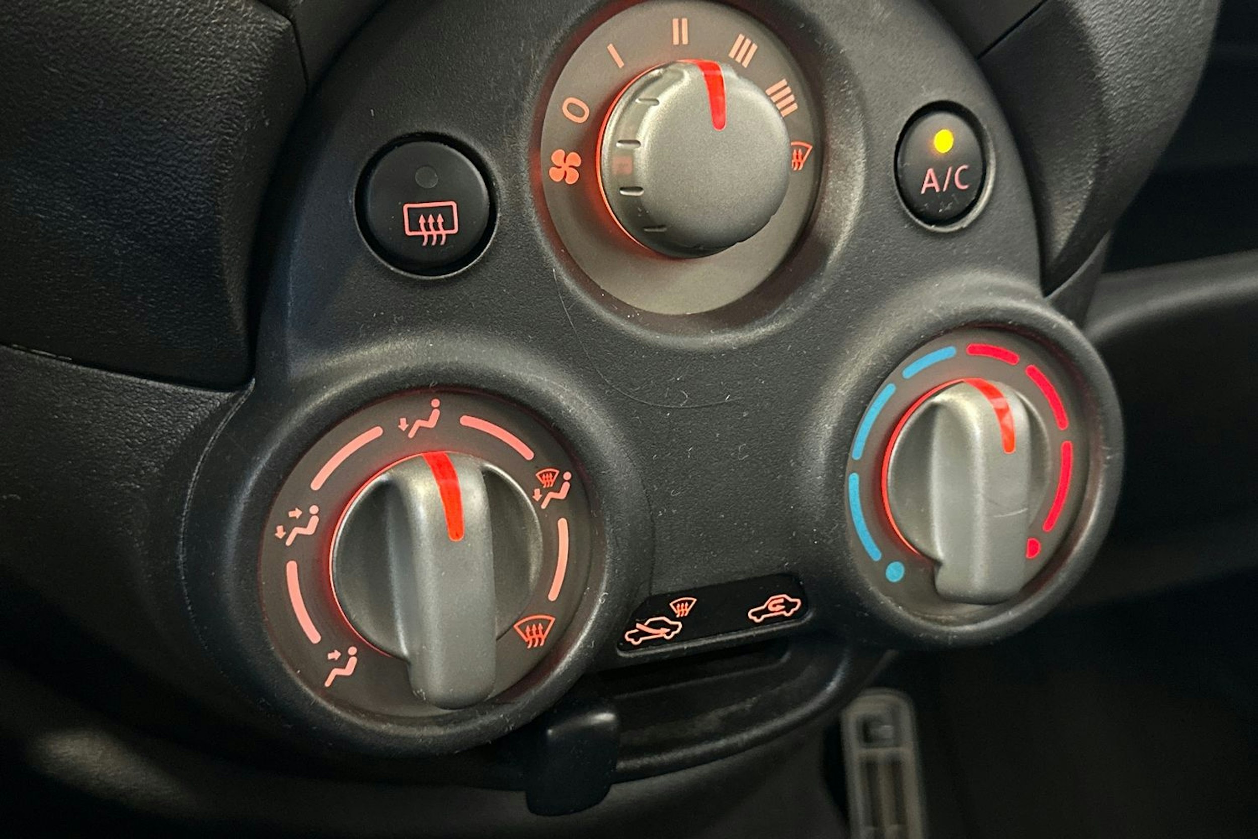 oranssi Nissan Micra 2013 kuva 18.