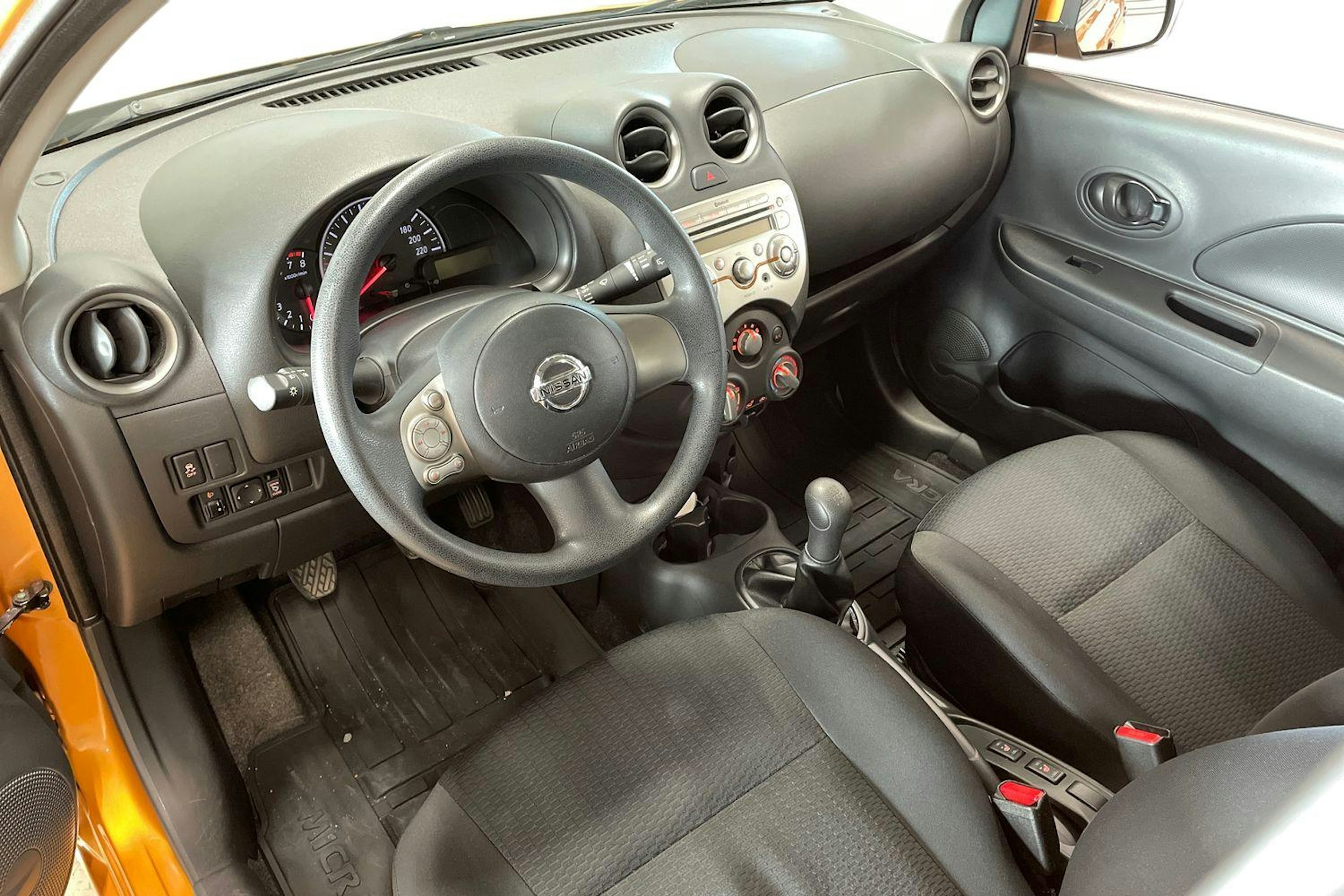 oranssi Nissan Micra 2013 kuva 7.