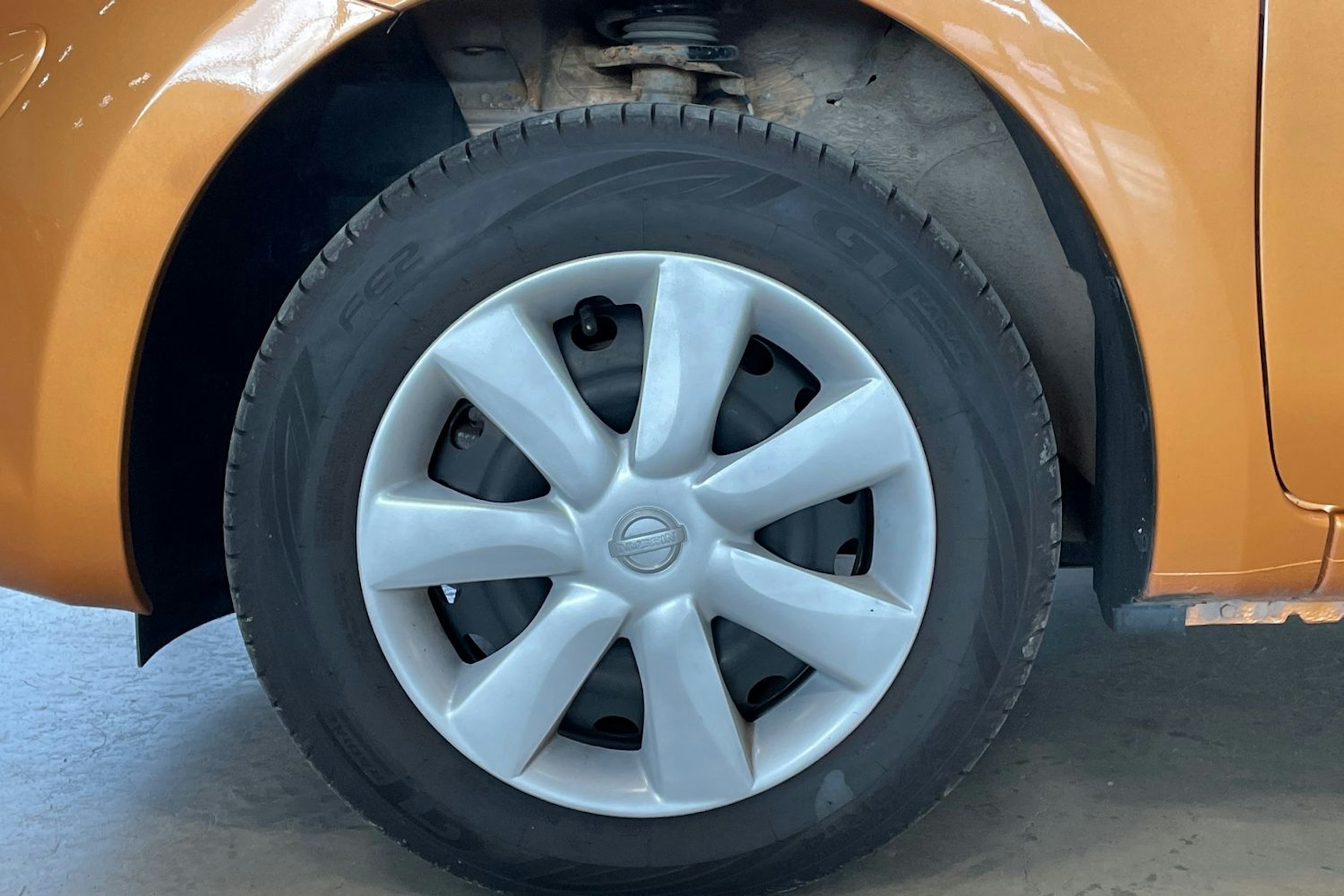 oranssi Nissan Micra 2013 kuva 11.