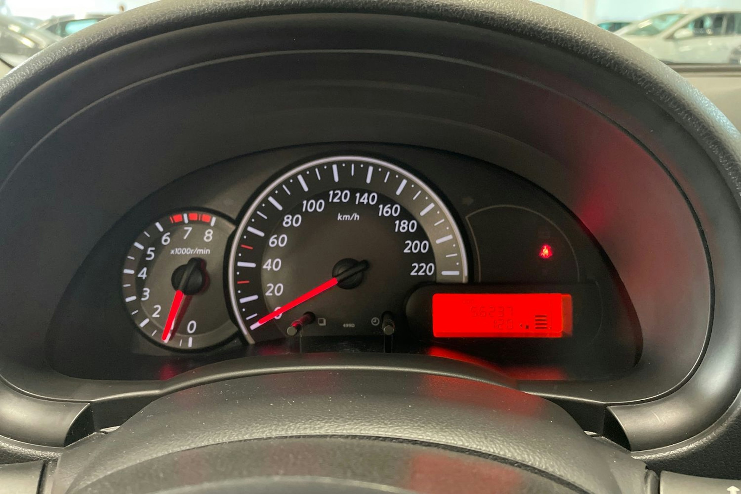 oranssi Nissan Micra 2013 kuva 16.