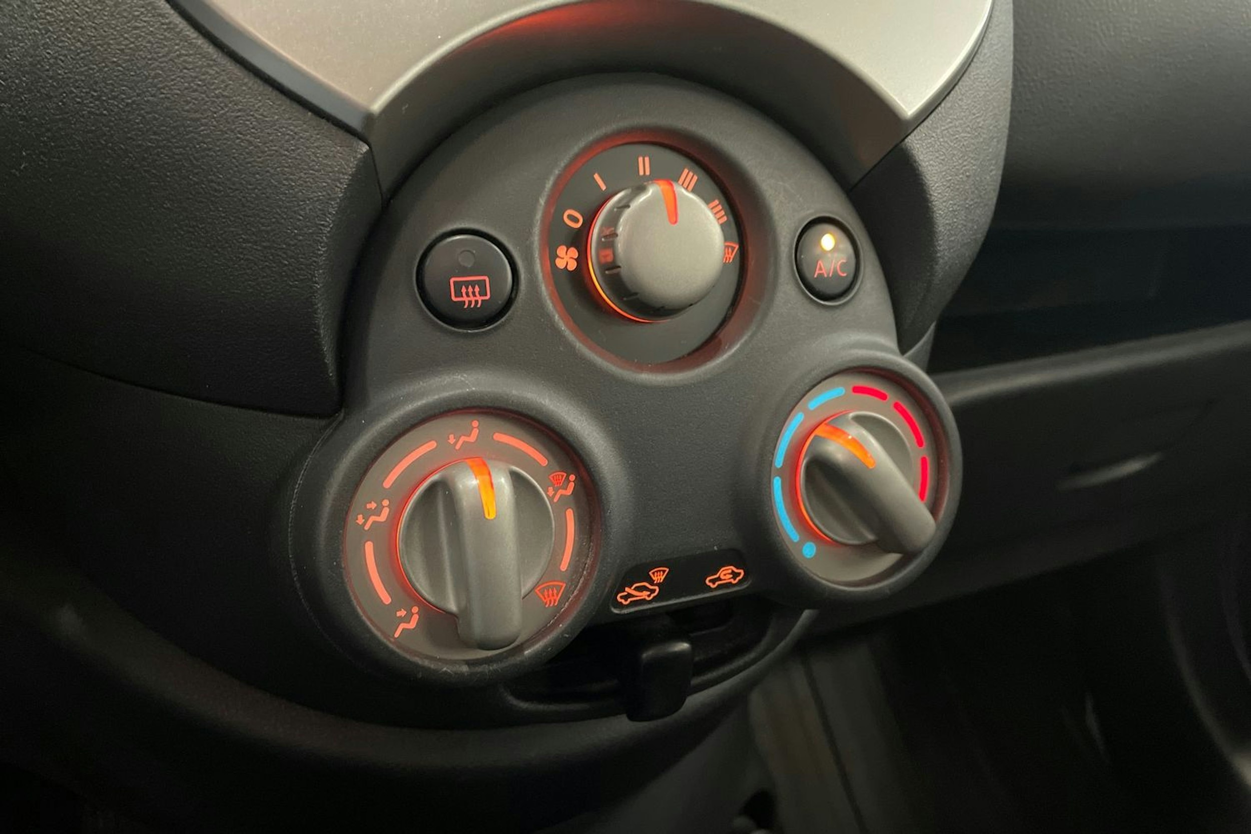 oranssi Nissan Micra 2013 kuva 18.