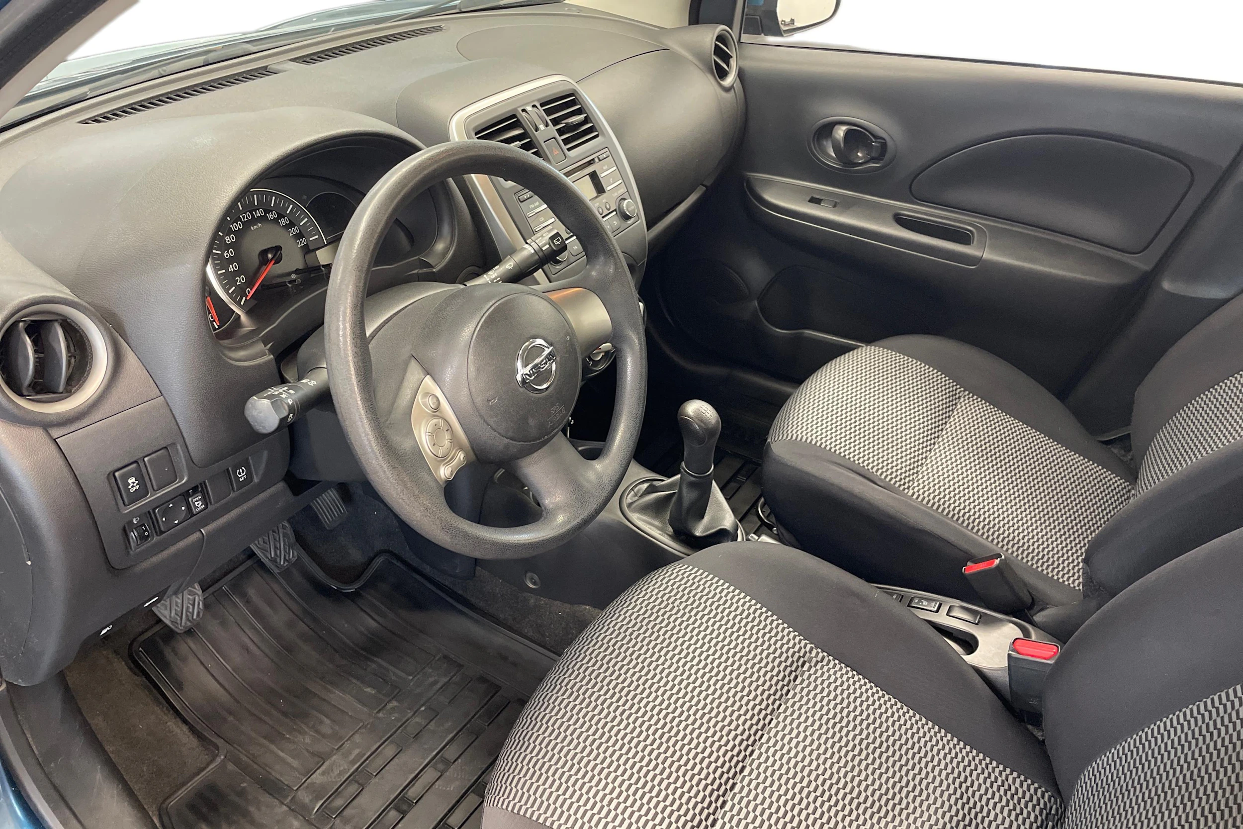 sininen Nissan Micra 2015 kuva 6.